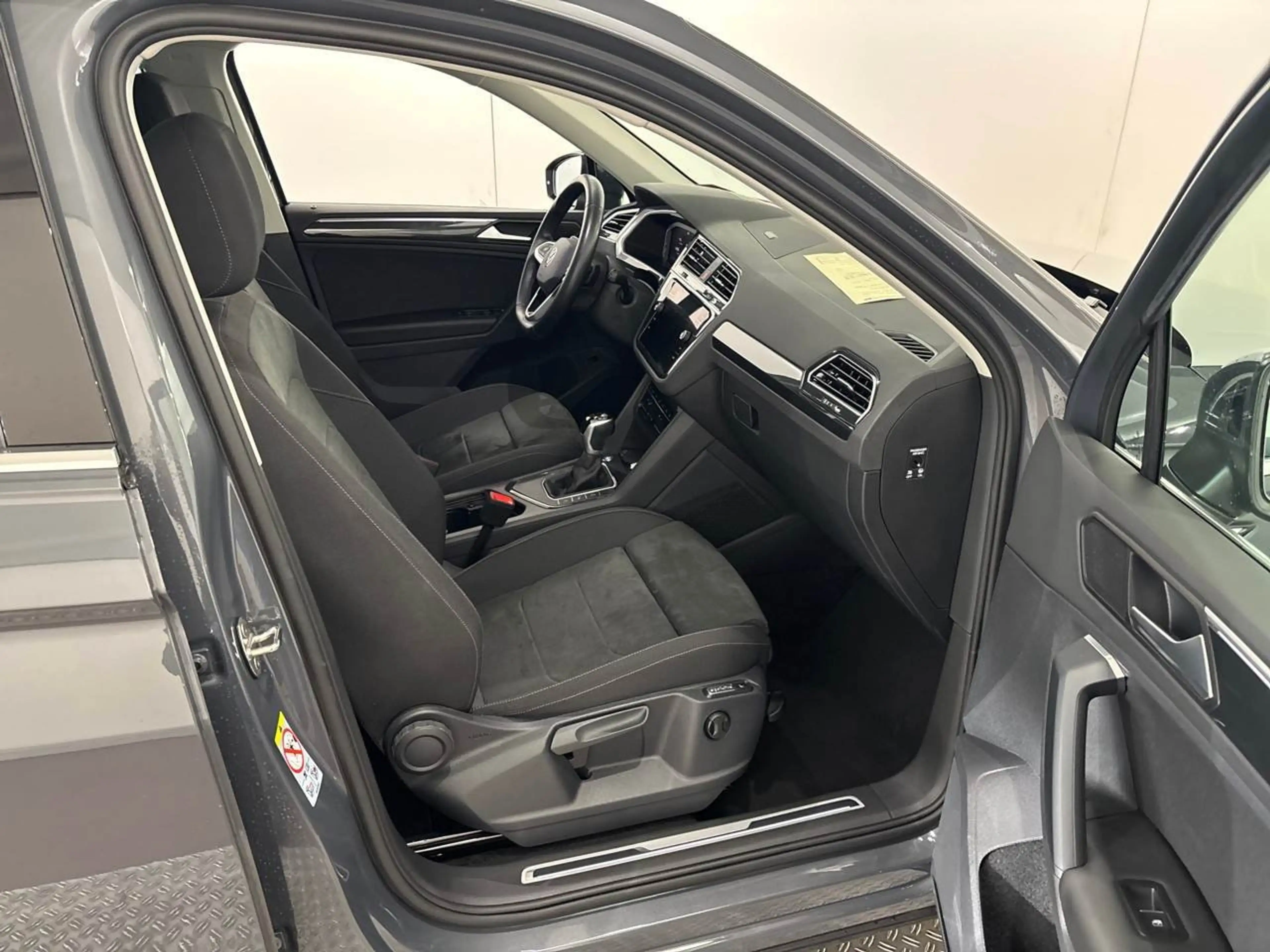 Volkswagen Tiguan 2.0 TDI Elegance Matrix 360° ACC BLIS — photo 9