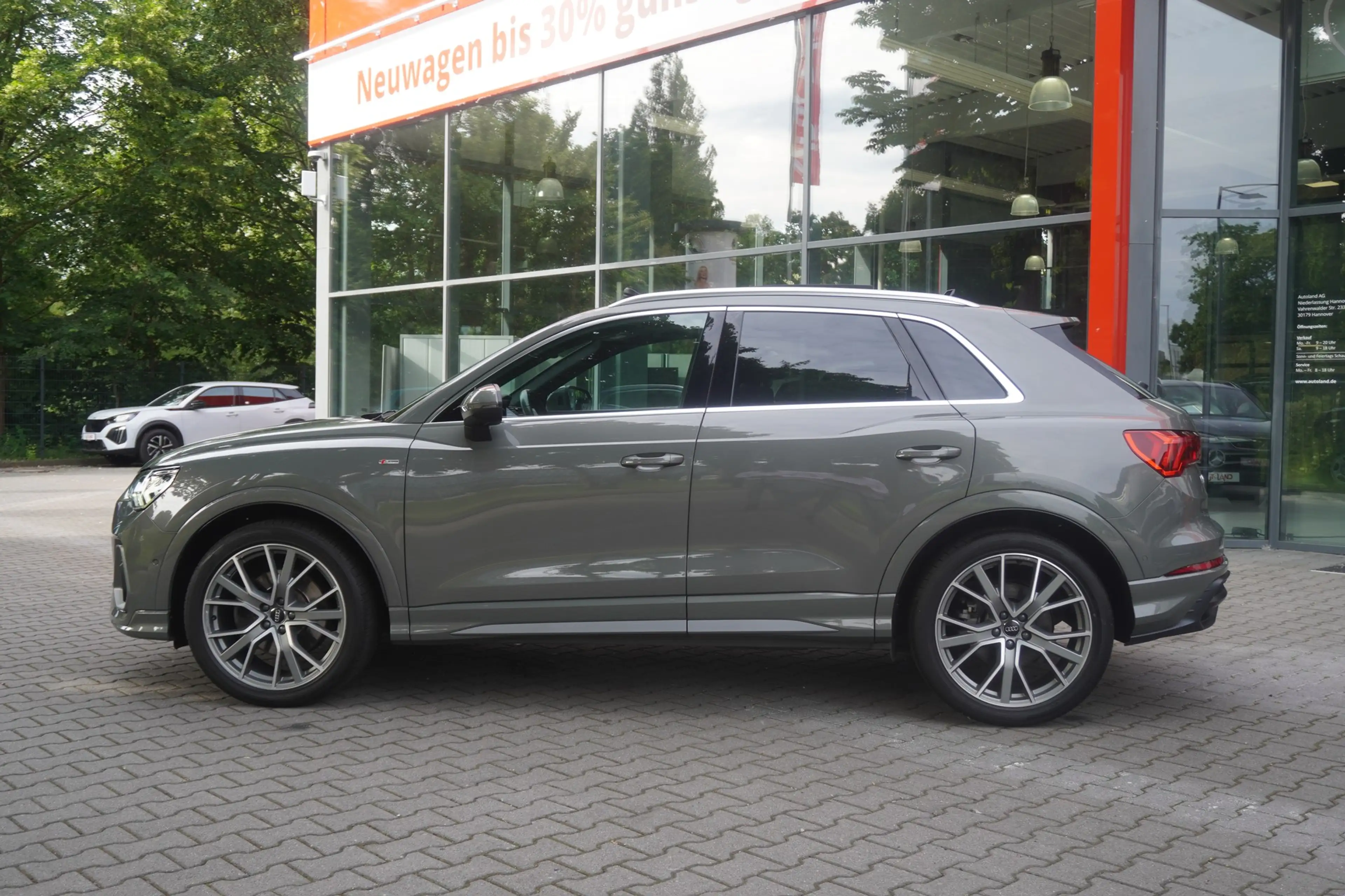 Audi Q3 40 2.0 TFSI S-Line LED Navi Panorama Kamera — photo 9