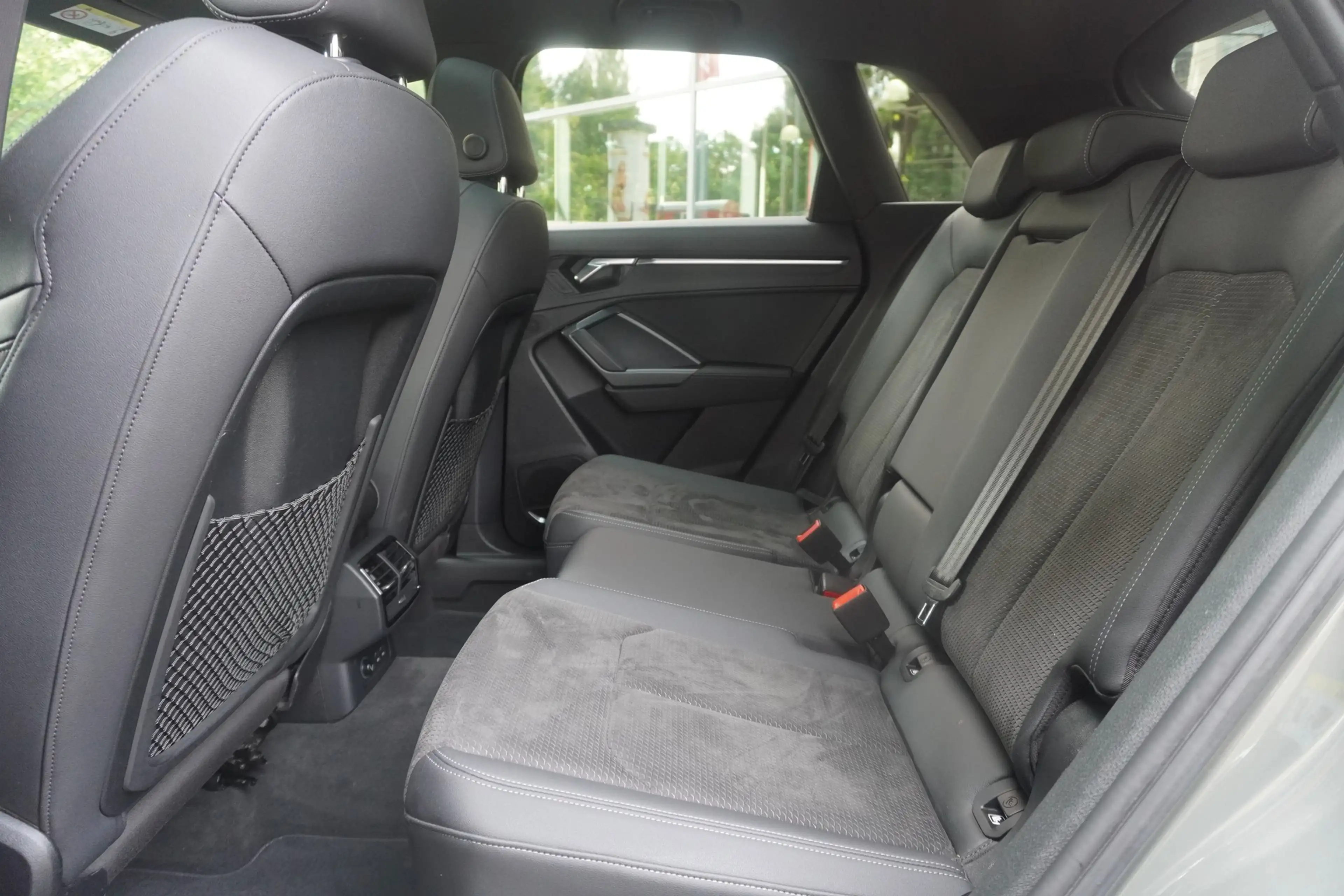 Audi Q3 40 2.0 TFSI S-Line LED Navi Panorama Kamera — photo 12