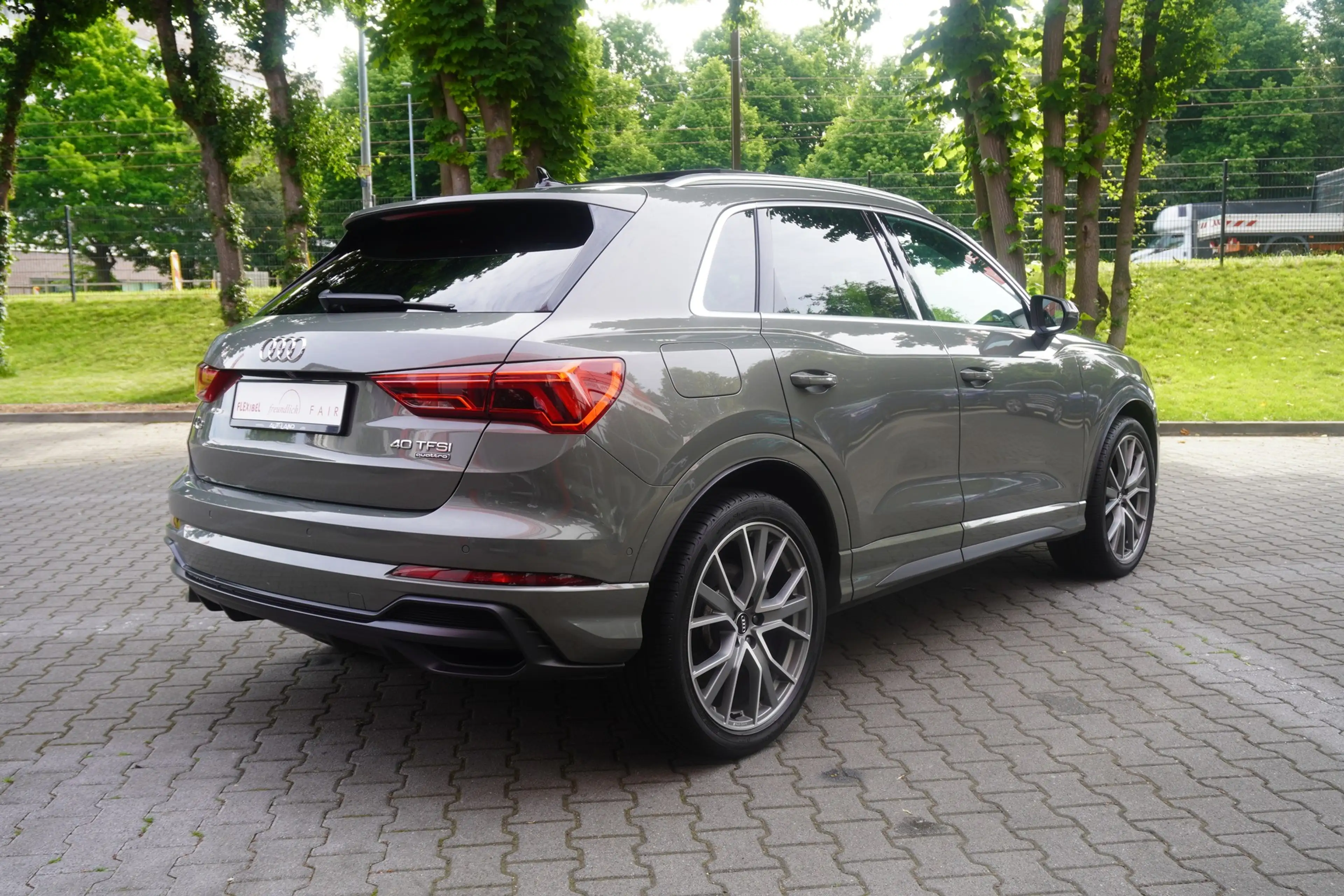 Audi Q3 40 2.0 TFSI S-Line LED Navi Panorama Kamera — photo 6