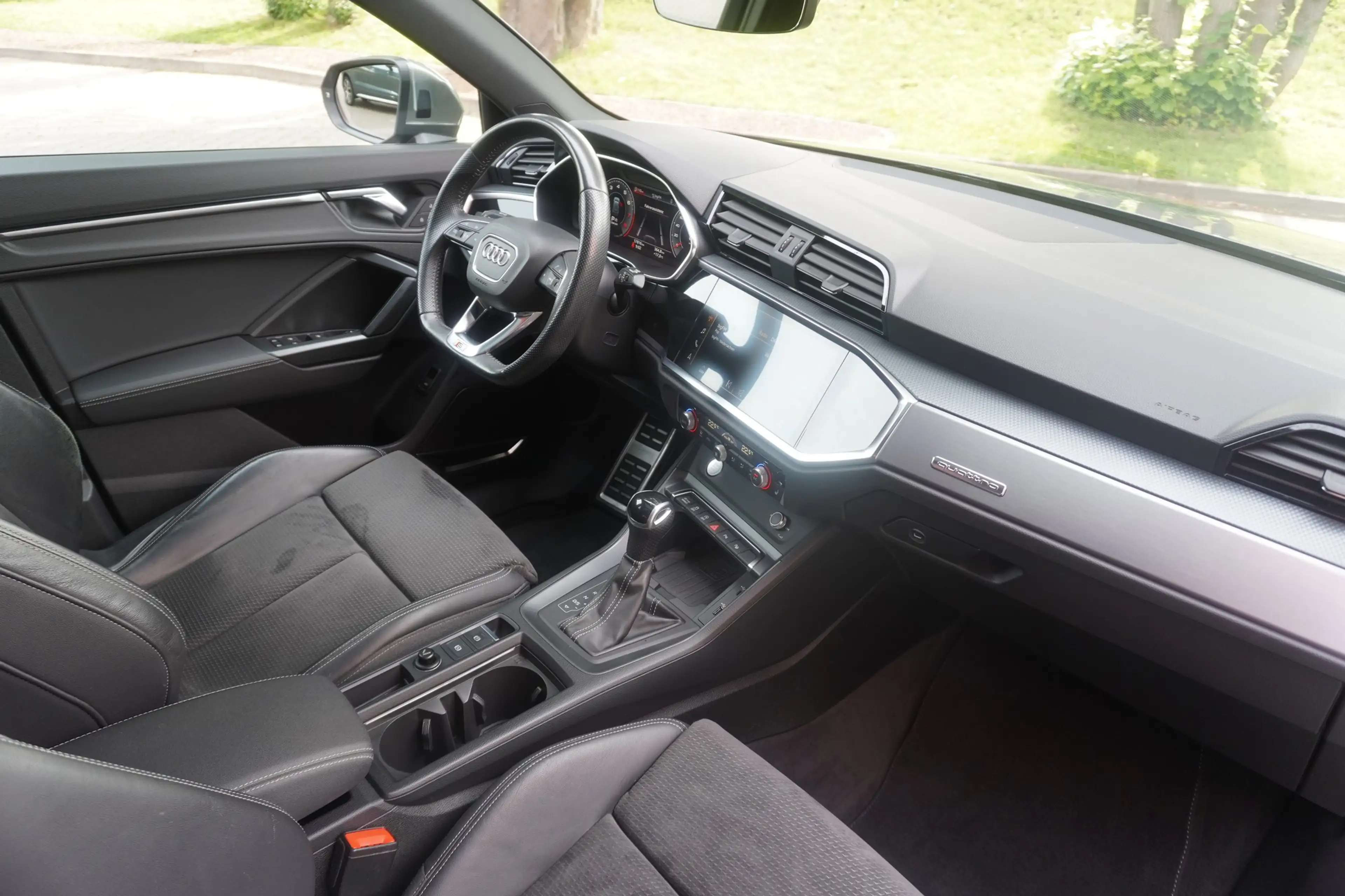 Audi Q3 40 2.0 TFSI S-Line LED Navi Panorama Kamera — photo 13