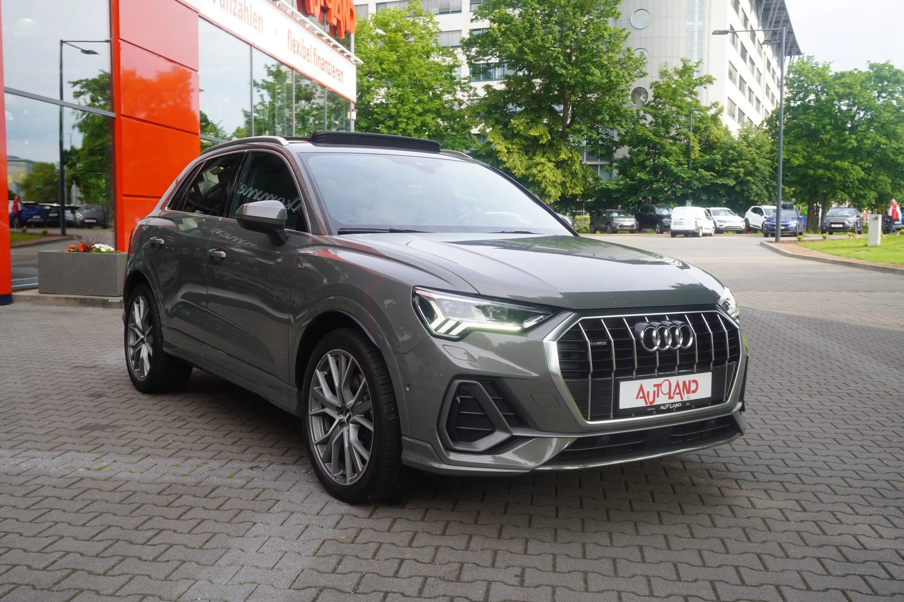 Audi Q3 40 2.0 TFSI S-Line LED Navi Panorama Kamera — photo 4