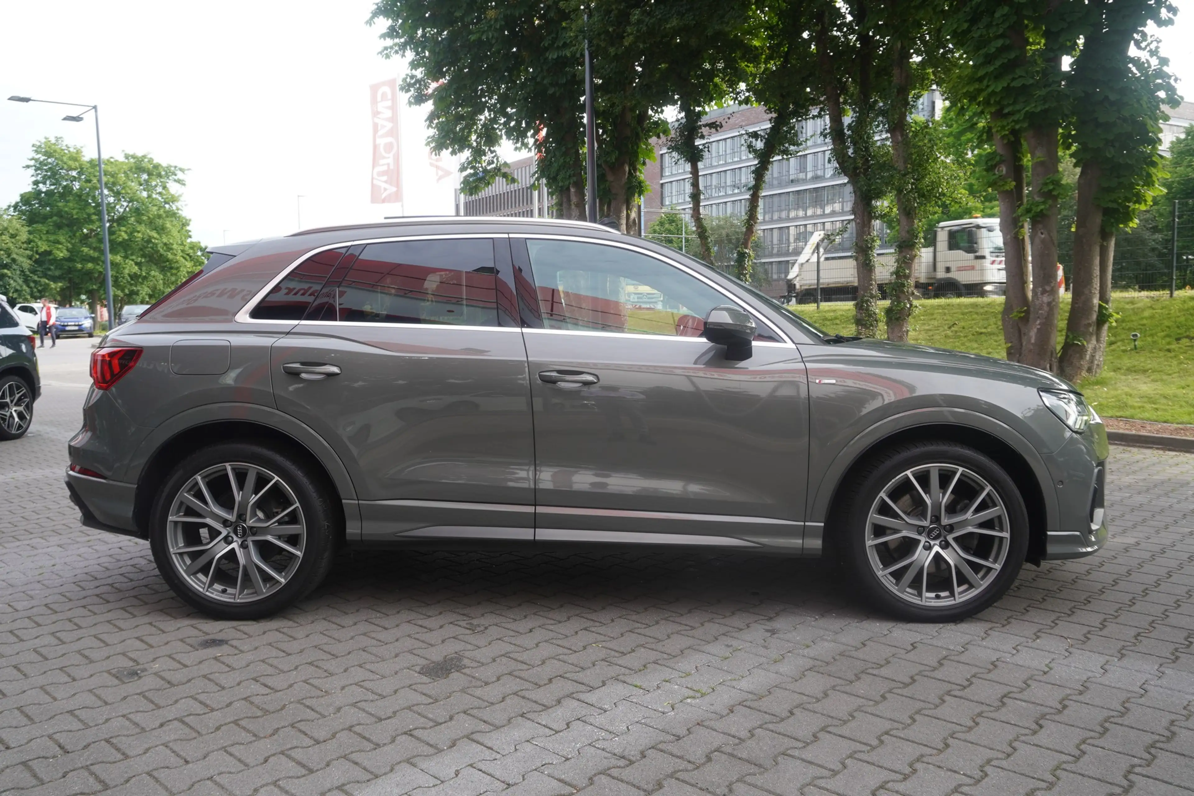 Audi Q3 40 2.0 TFSI S-Line LED Navi Panorama Kamera — photo 5
