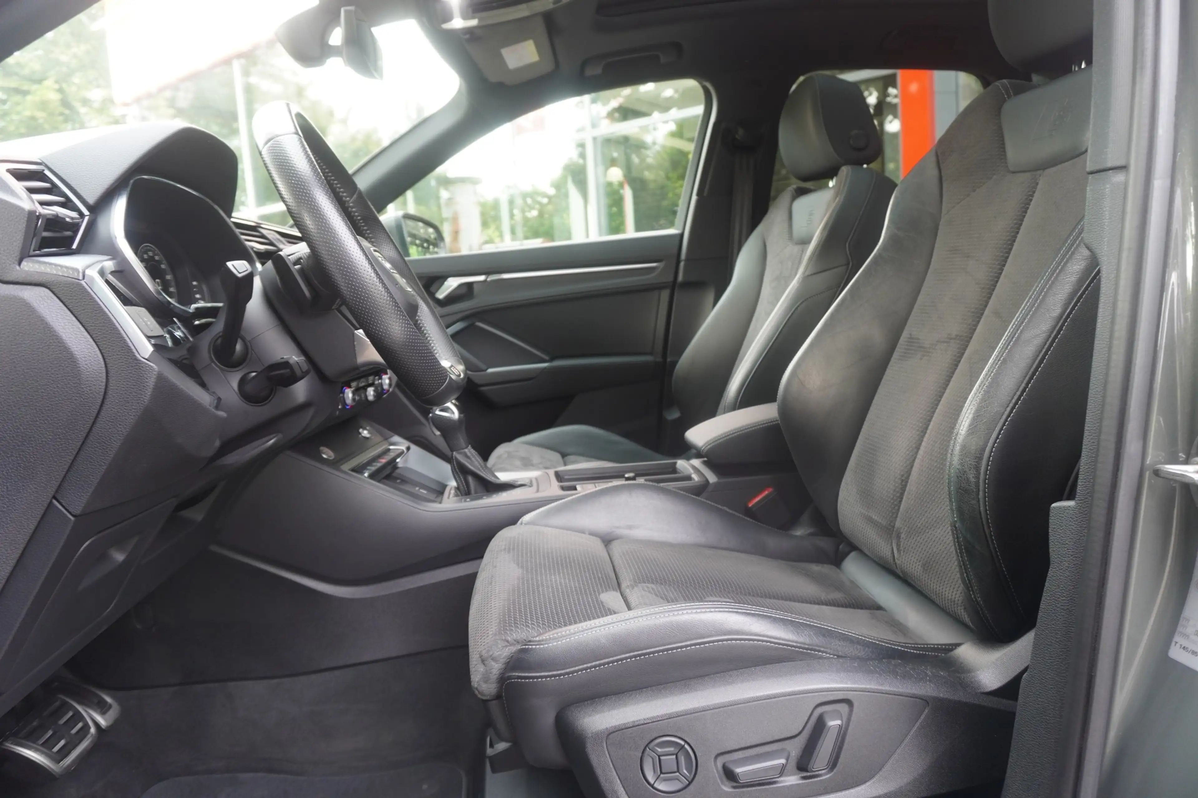 Audi Q3 40 2.0 TFSI S-Line LED Navi Panorama Kamera — photo 11