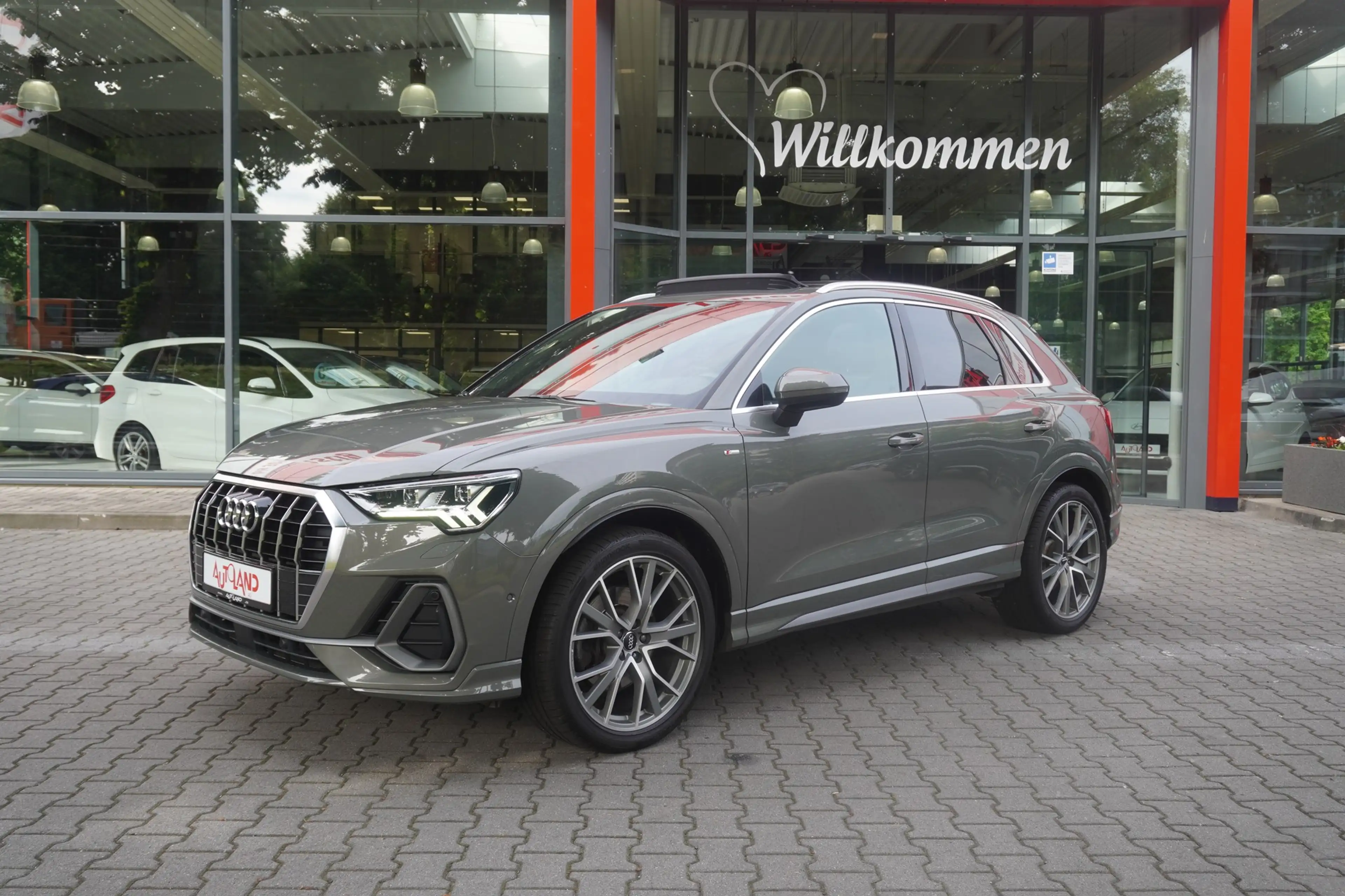 Audi Q3 40 2.0 TFSI S-Line LED Navi Panorama Kamera — photo 2