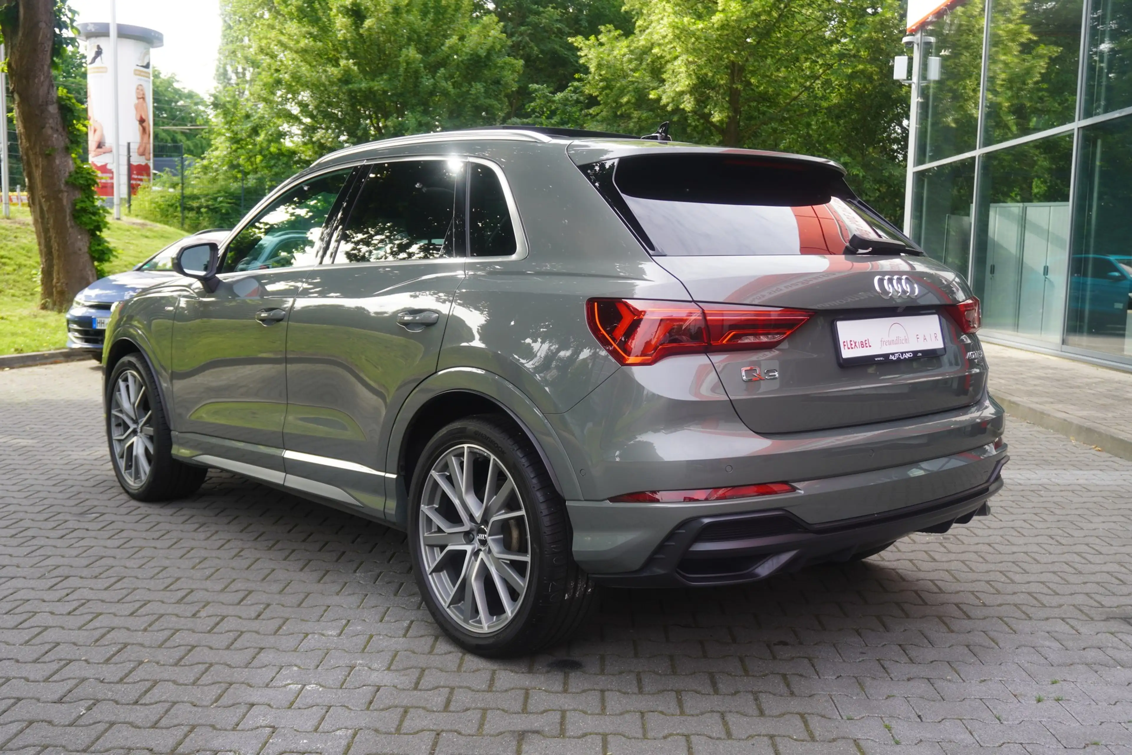 Audi Q3 40 2.0 TFSI S-Line LED Navi Panorama Kamera — photo 8