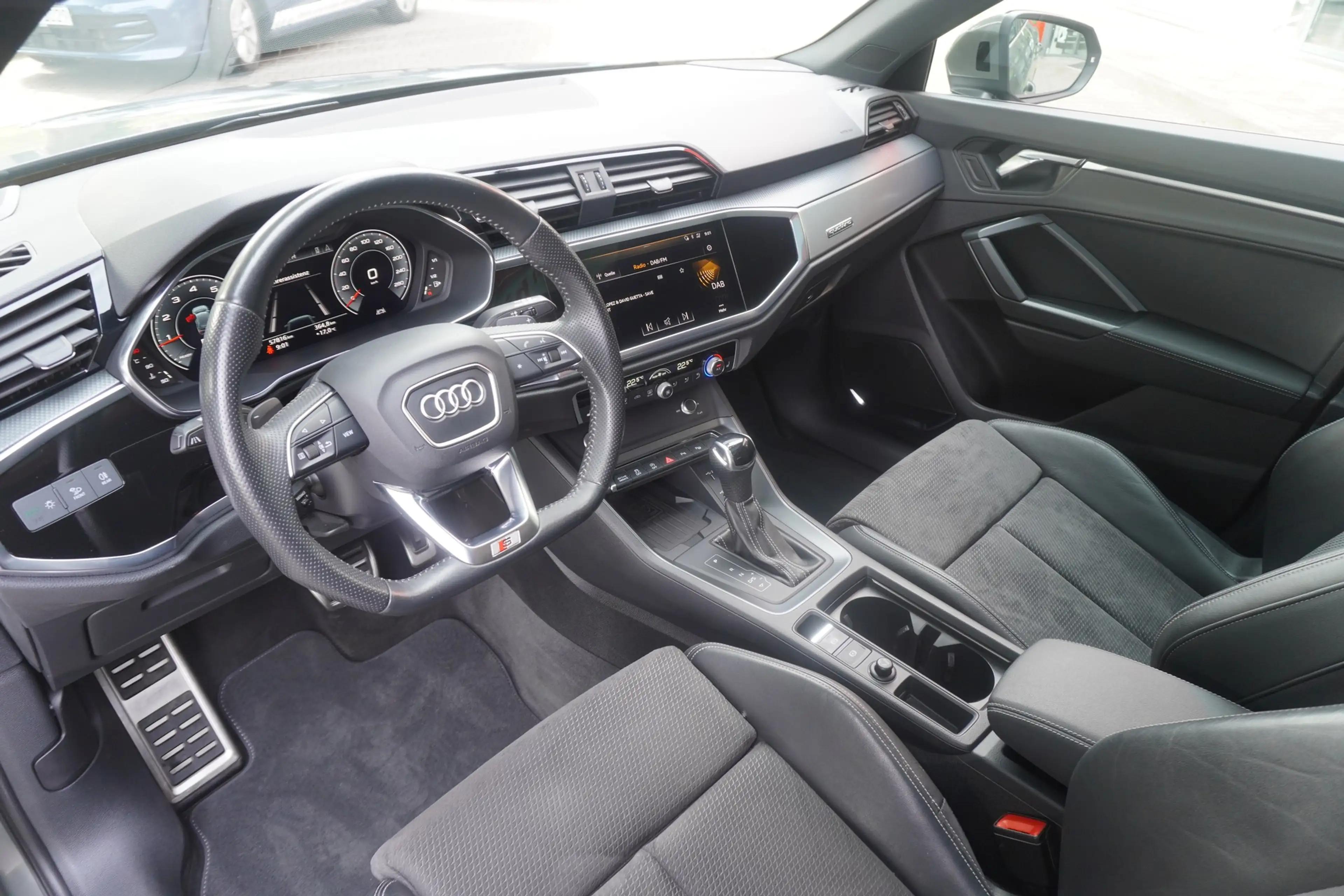 Audi Q3 40 2.0 TFSI S-Line LED Navi Panorama Kamera — photo 10