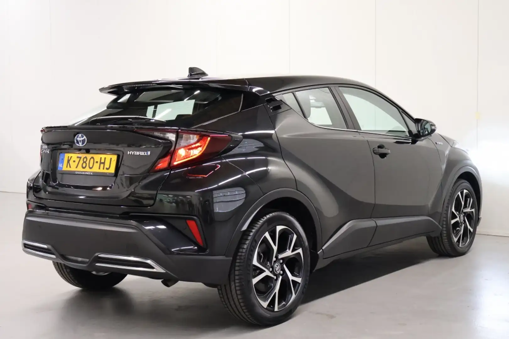 Toyota C-HR 2.0 Hybrid Dynamic Černá - 2