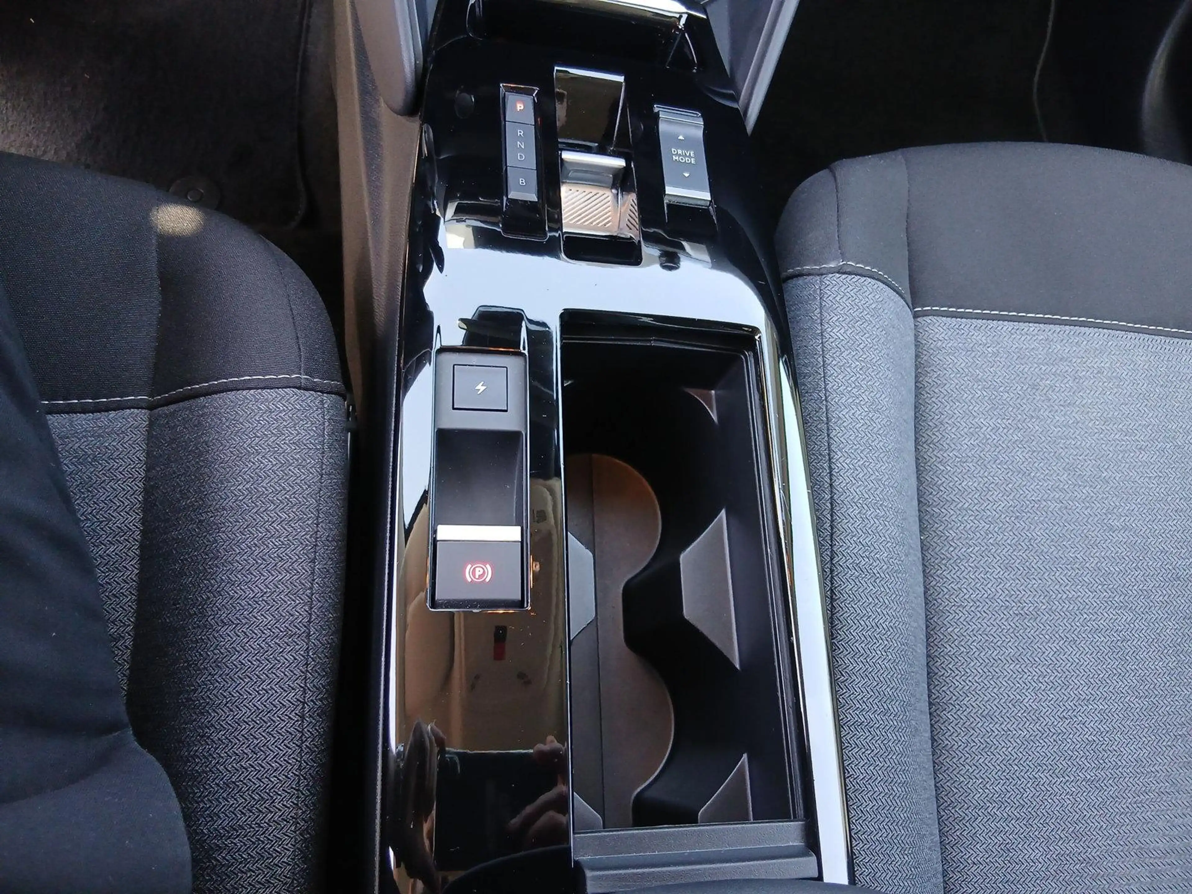 Citroen E-C4 Electric C4 Lim. ë 136 Feel / PDC  / Allwetterreifen — photo 14