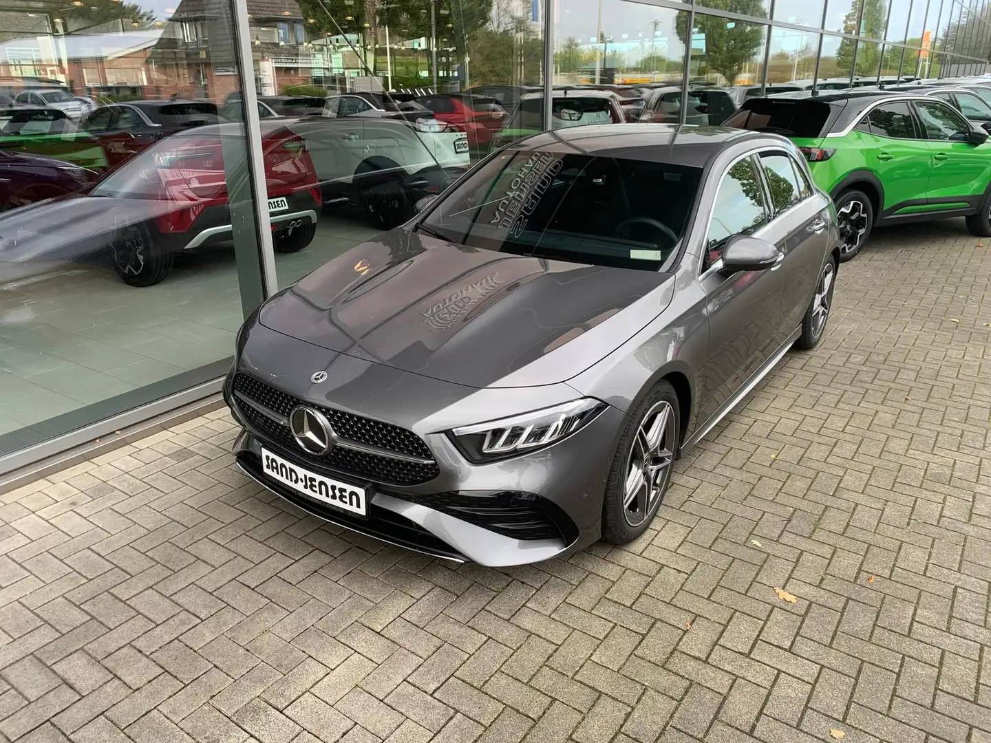 Mercedes-Benz A 220 d AMG Line Premium Distr AHK Keyless Facel Szürke - 2