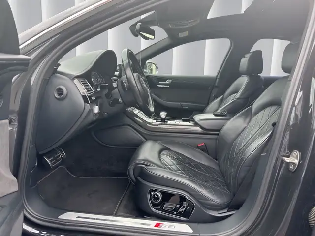 Audi S8 view 10