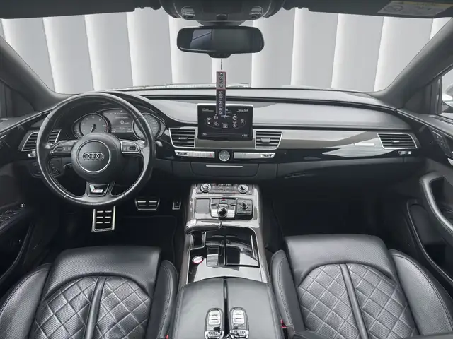 Audi S8 view 11