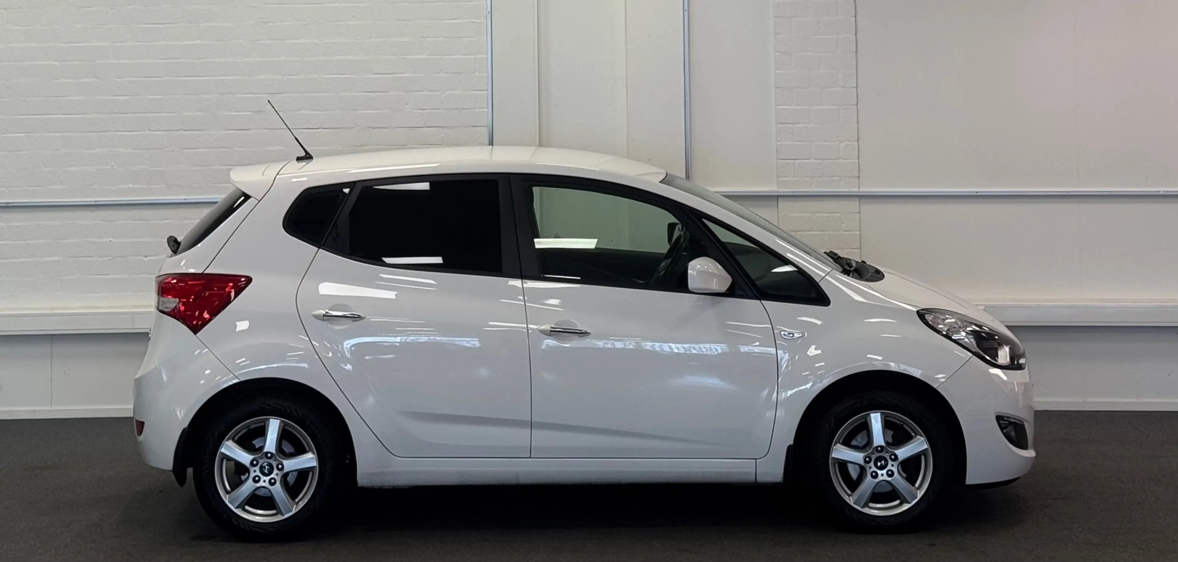 Hyundai iX20 1.6i i-Motion Parkeerhulp All season banden APK 2- — photo 4