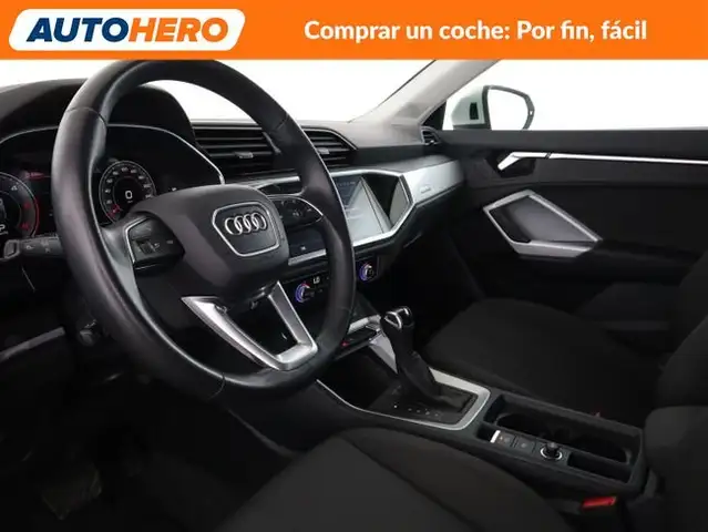 Audi Q3 view 12