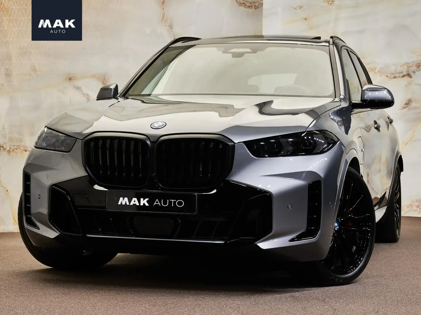 BMW X5 xDrive50e M Sport Pro, M Stoelen, Sky Lounge Pano, Grijs - 1