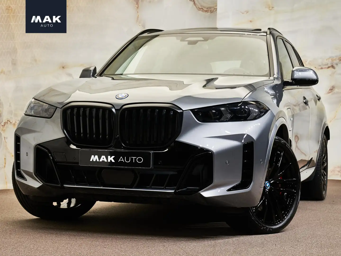 BMW X5 xDrive50e M Sport Pro, M Stoelen, Sky Lounge Pano, Gris - 2