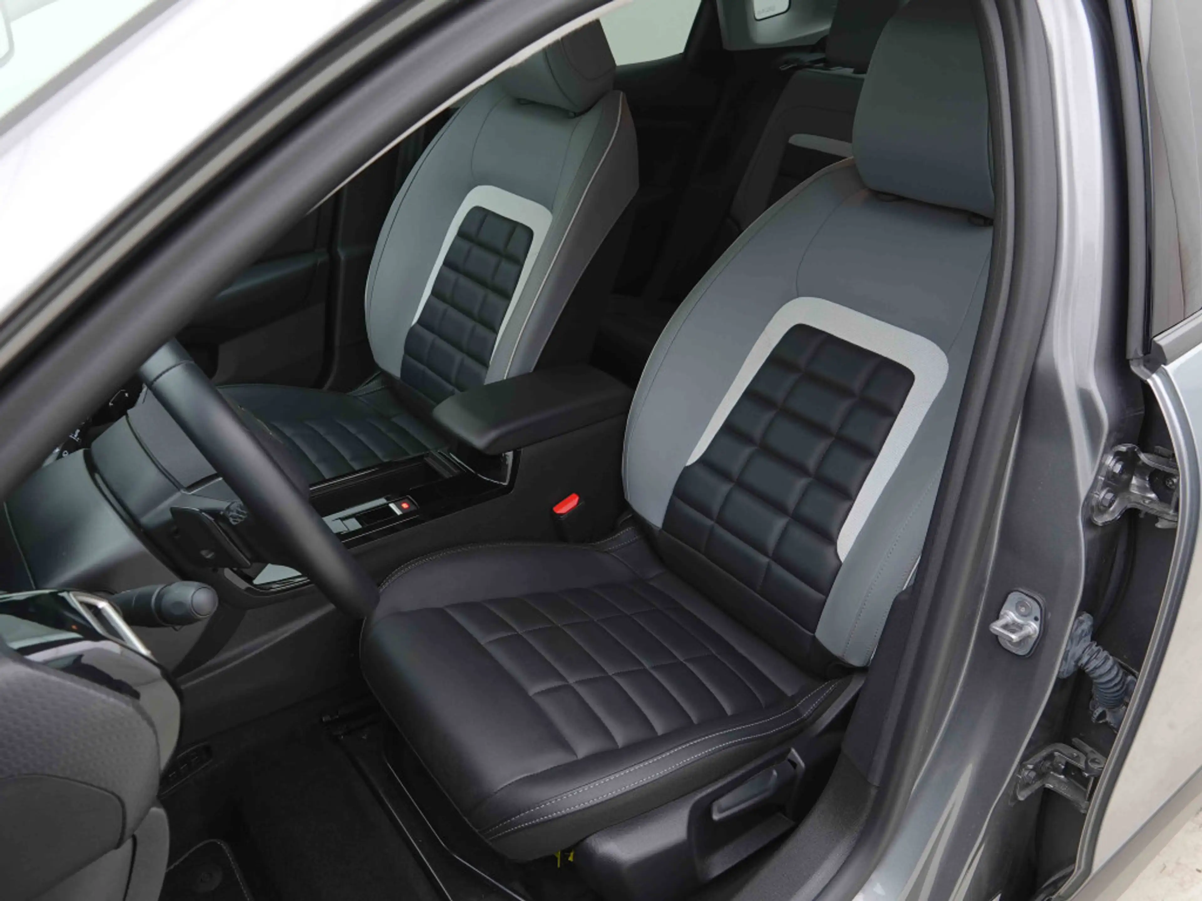 Citroen C4 X Hybrid 145 AUT MAX | Leather | GPS | Camera | Alu18 — photo 7