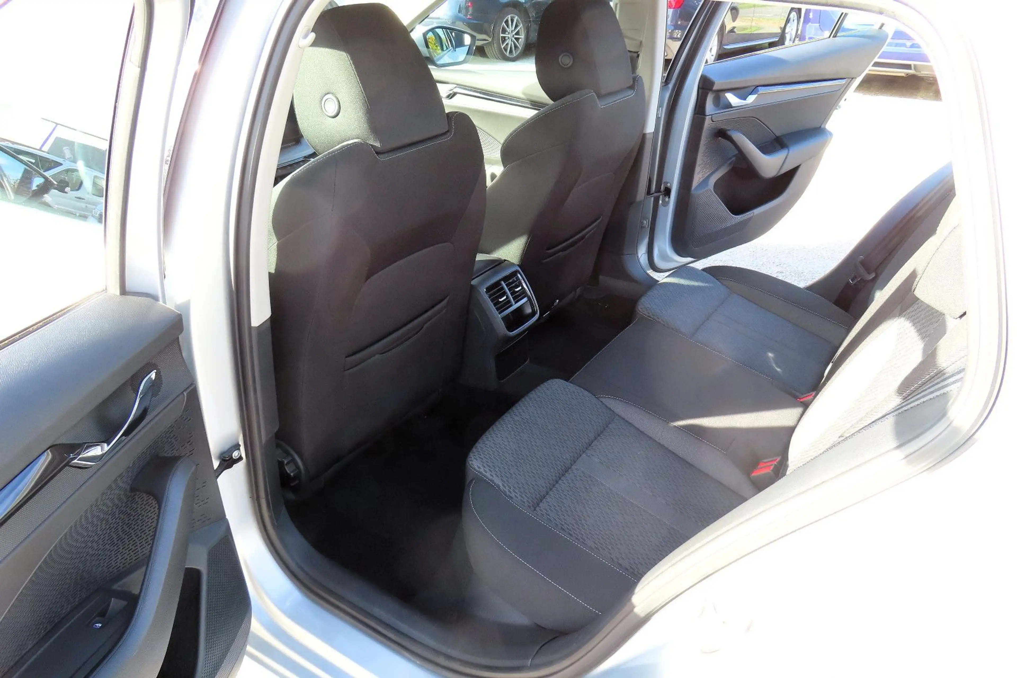 Skoda Octavia Combi 2,0 TDi DSG Navi Sportsitze LED CarPlay — photo 9