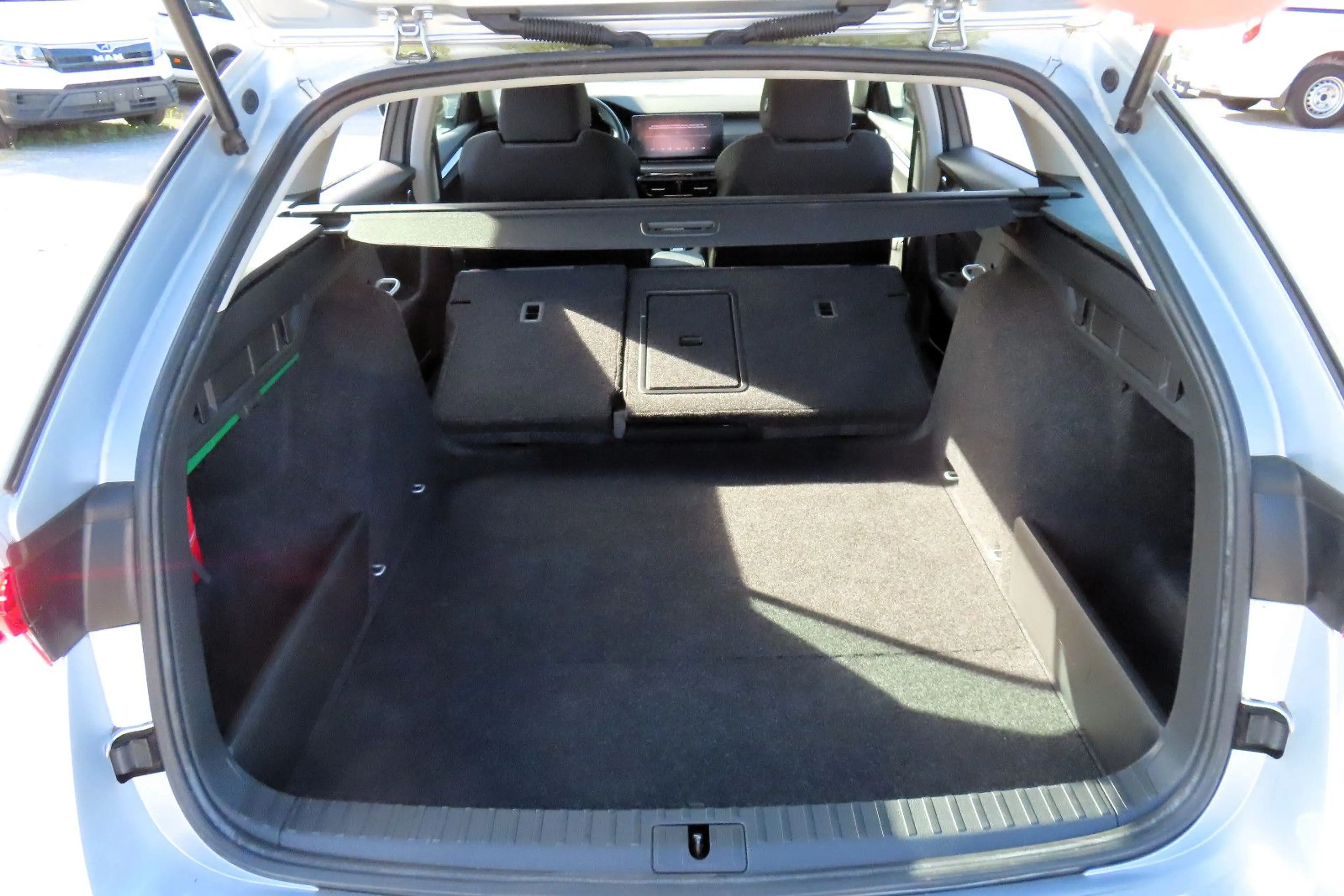 Skoda Octavia Combi 2,0 TDi DSG Navi Sportsitze LED CarPlay — photo 8