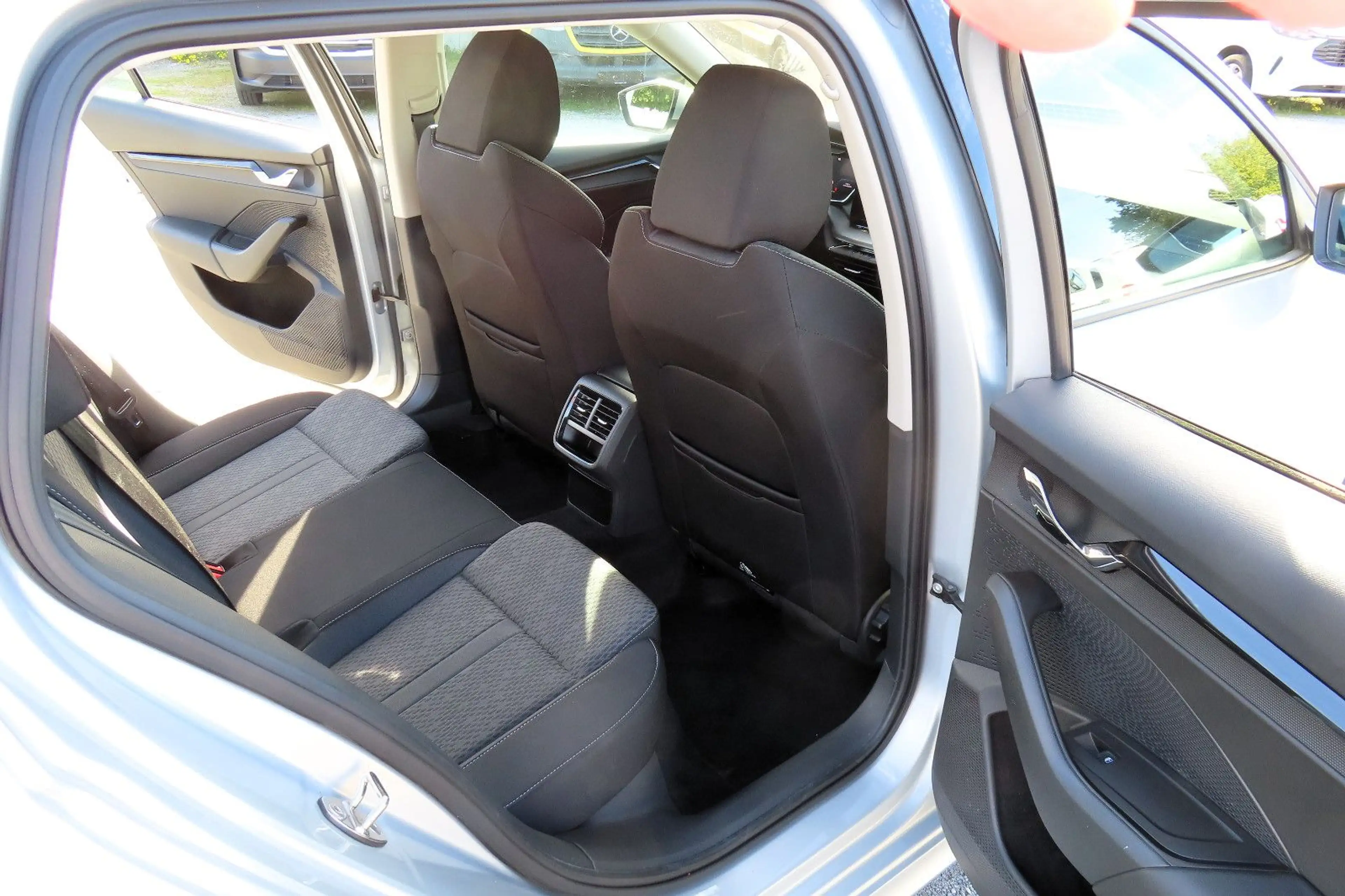 Skoda Octavia Combi 2,0 TDi DSG Navi Sportsitze LED CarPlay — photo 10