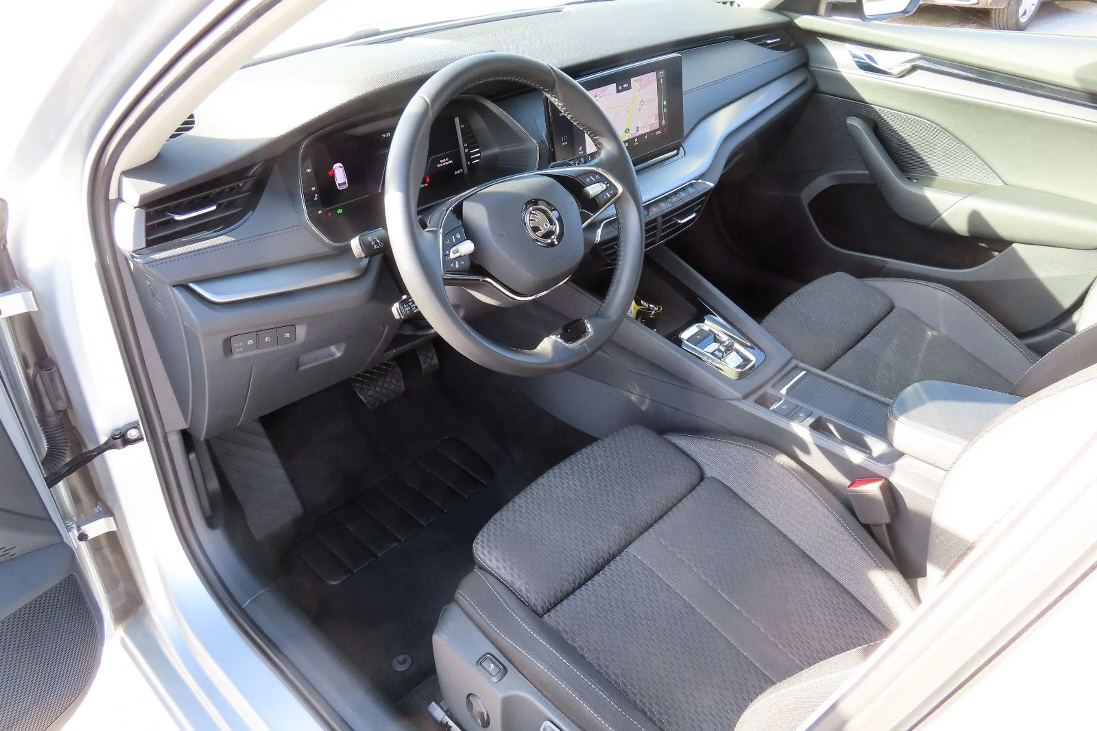 Skoda Octavia Combi 2,0 TDi DSG Navi Sportsitze LED CarPlay — photo 18