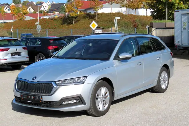 Skoda Octavia Combi 2,0 TDi DSG Navi Sportsitze LED CarPlay