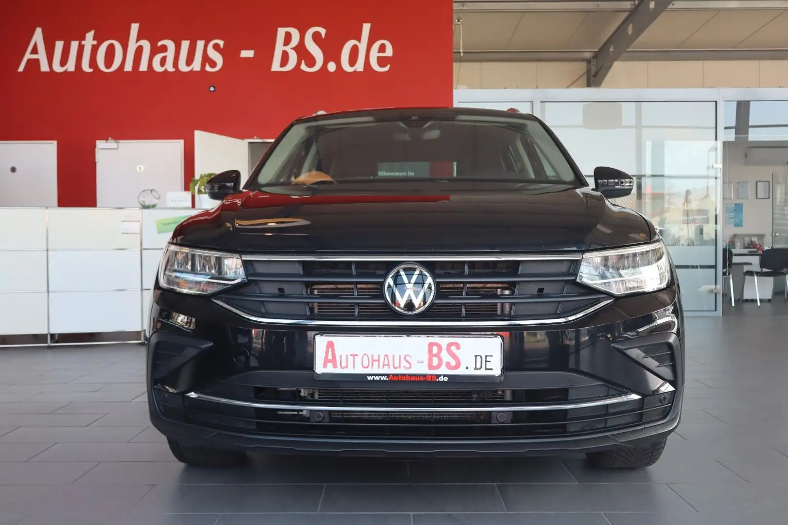 Volkswagen Tiguan Active 2.0TDI DSG,Kamera,Navi,LED,AHK,1Hd Zwart - 2