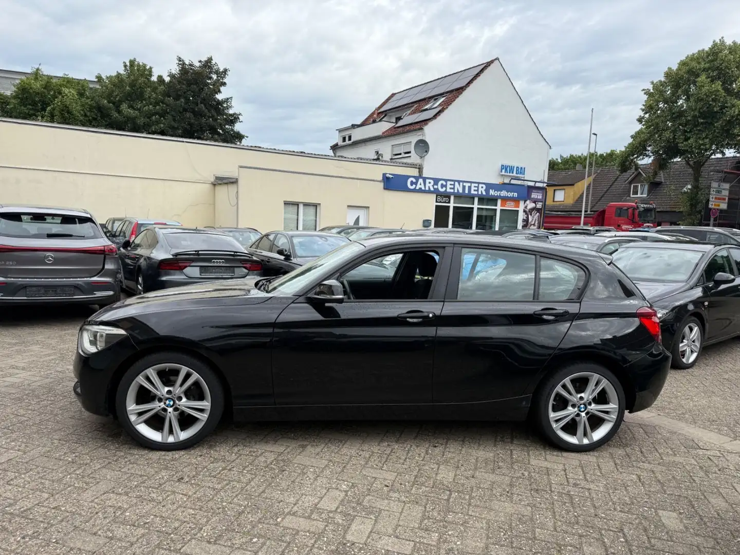BMW 116 i *NAVI*XENON*SHZ*MFL*PDC*** Schwarz - 2