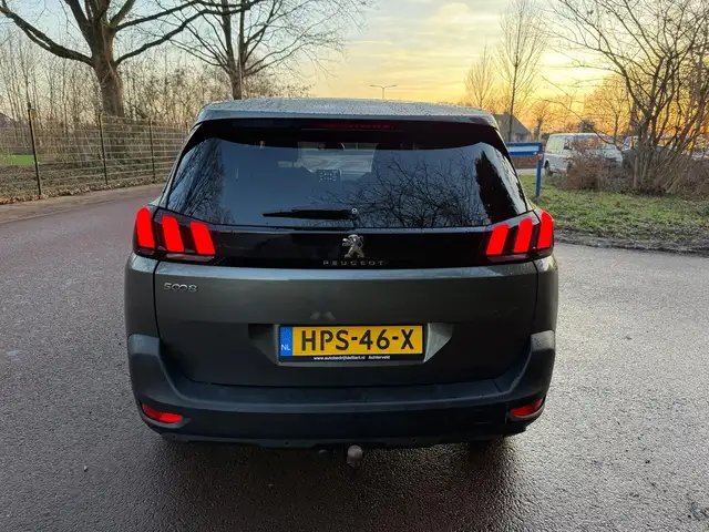 Peugeot 5008 view 5