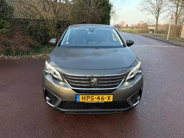 Peugeot 5008 view 2