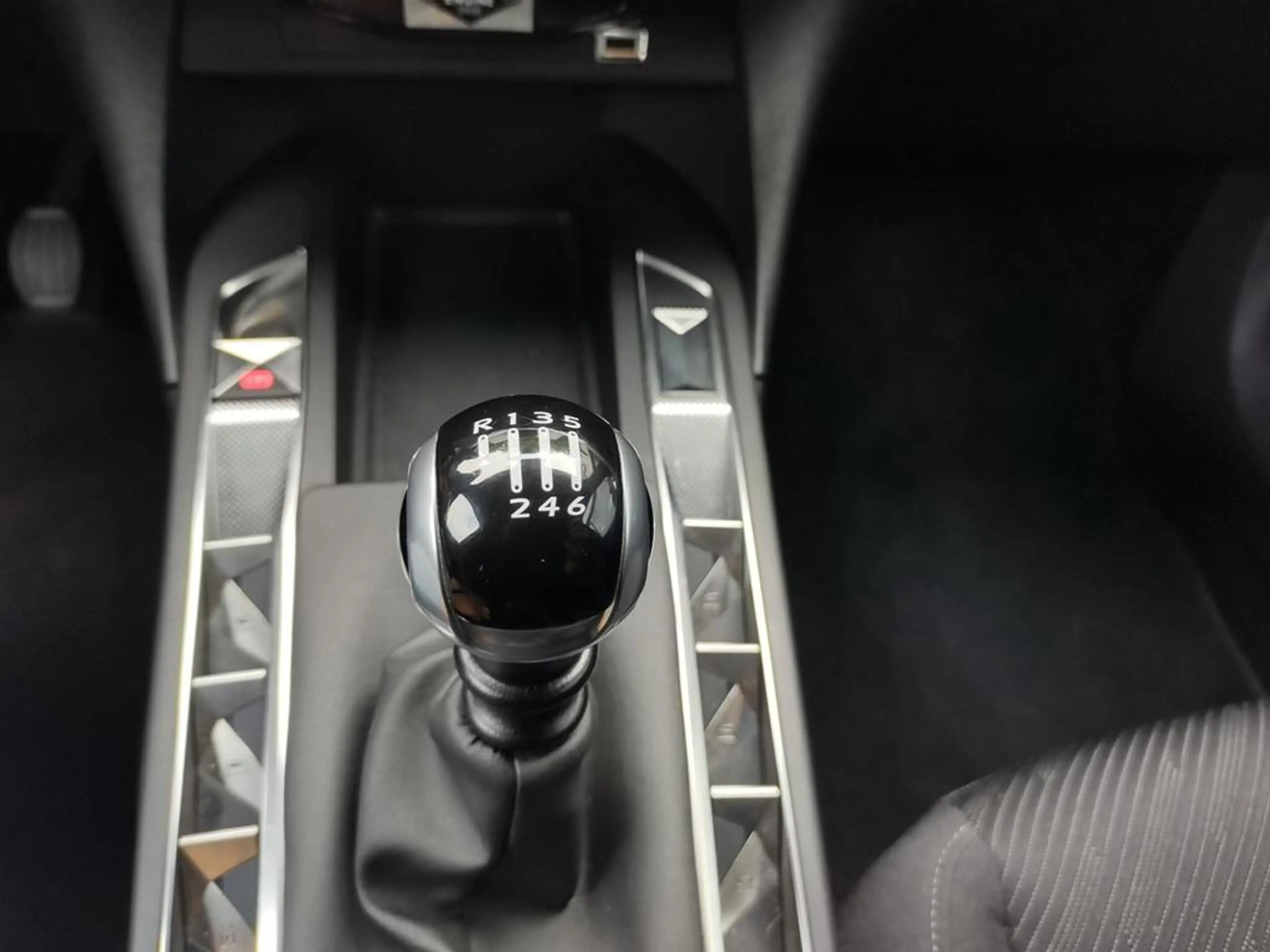 DS Automobiles DS 3 Crossback 1.2 PureTech Montmartre — photo 16