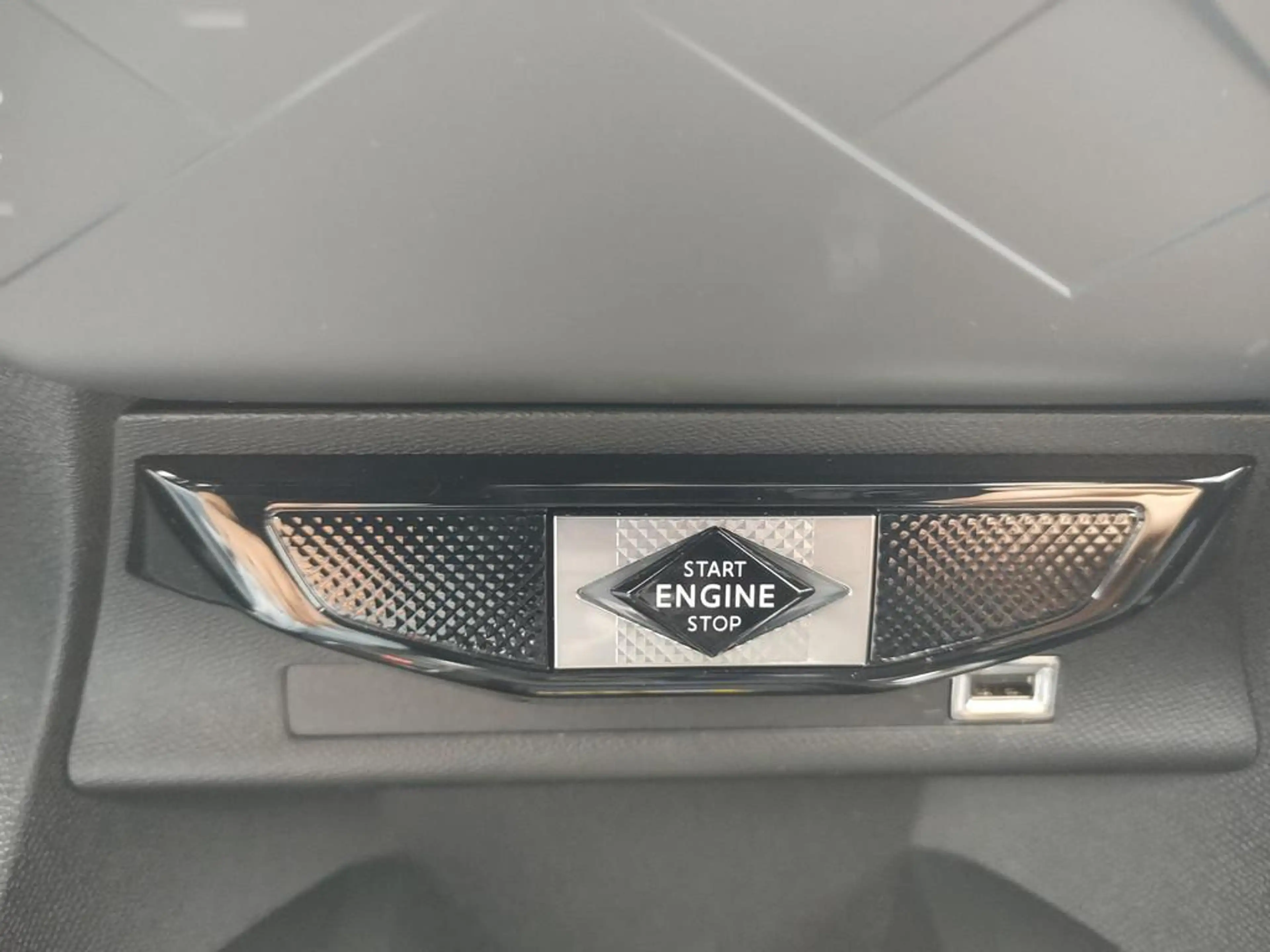 DS Automobiles DS 3 Crossback 1.2 PureTech Montmartre — photo 15