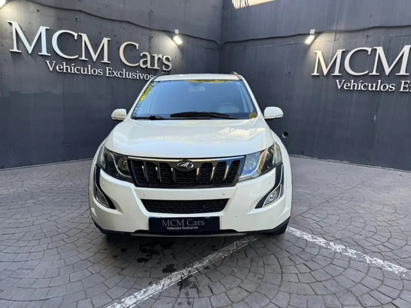 Mahindra XUV500 2.2D W8 FWD Blanco - 2
