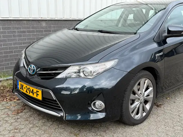 Toyota Auris view 3