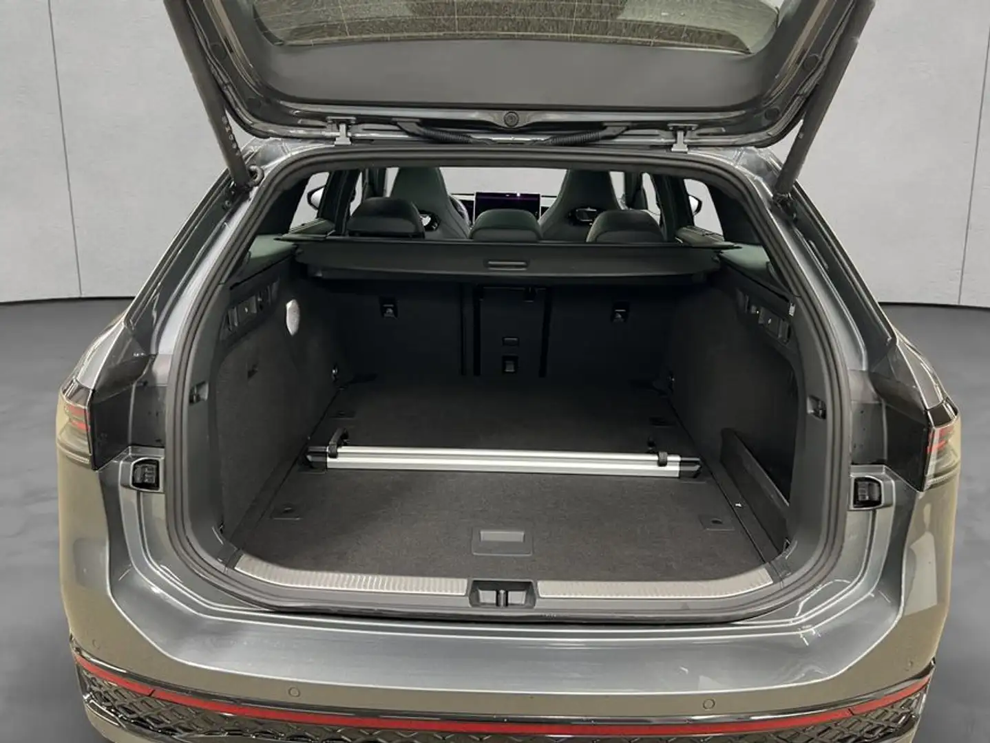 Volkswagen Passat Variant 2.0 TDI 4Motion R line Panorama AHK Grau - 2