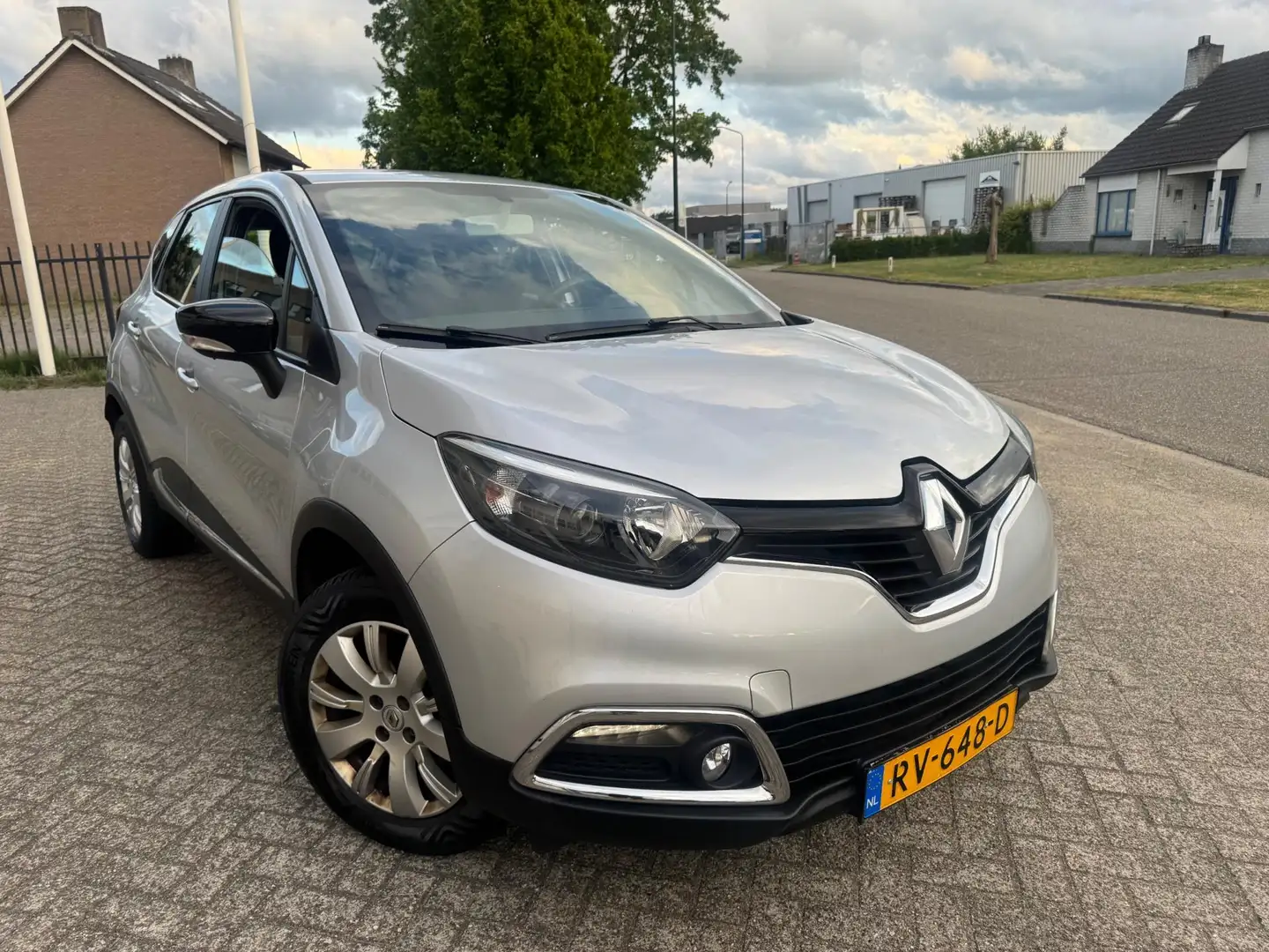Renault Captur 0.9 TCe Dynamique Airco, Navigatie, Trekhaak Grijs - 2