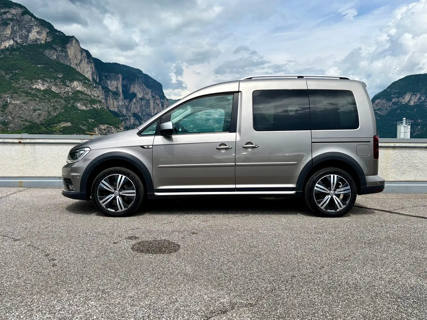 Volkswagen Caddy 2.0 TDI 150cv Alltrack "Webasto+Gancio+WinterPack" Grigio - 2