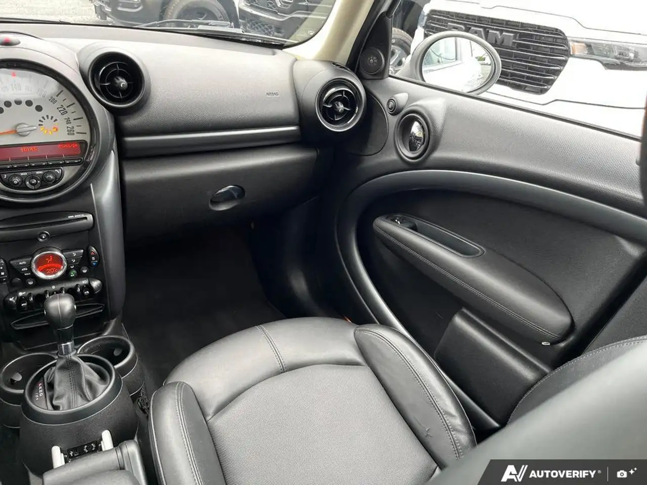 MINI Cooper Countryman снимка MINI Cooper Countryman
