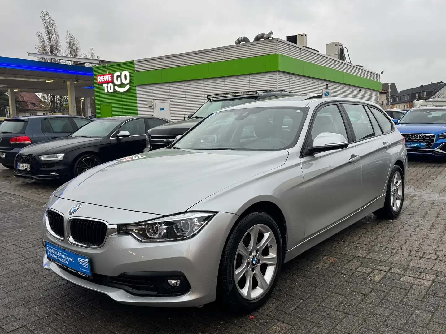 BMW 320 i Advantage 1.Hand Scheckheft Pano SPH SHZ Silber - 1