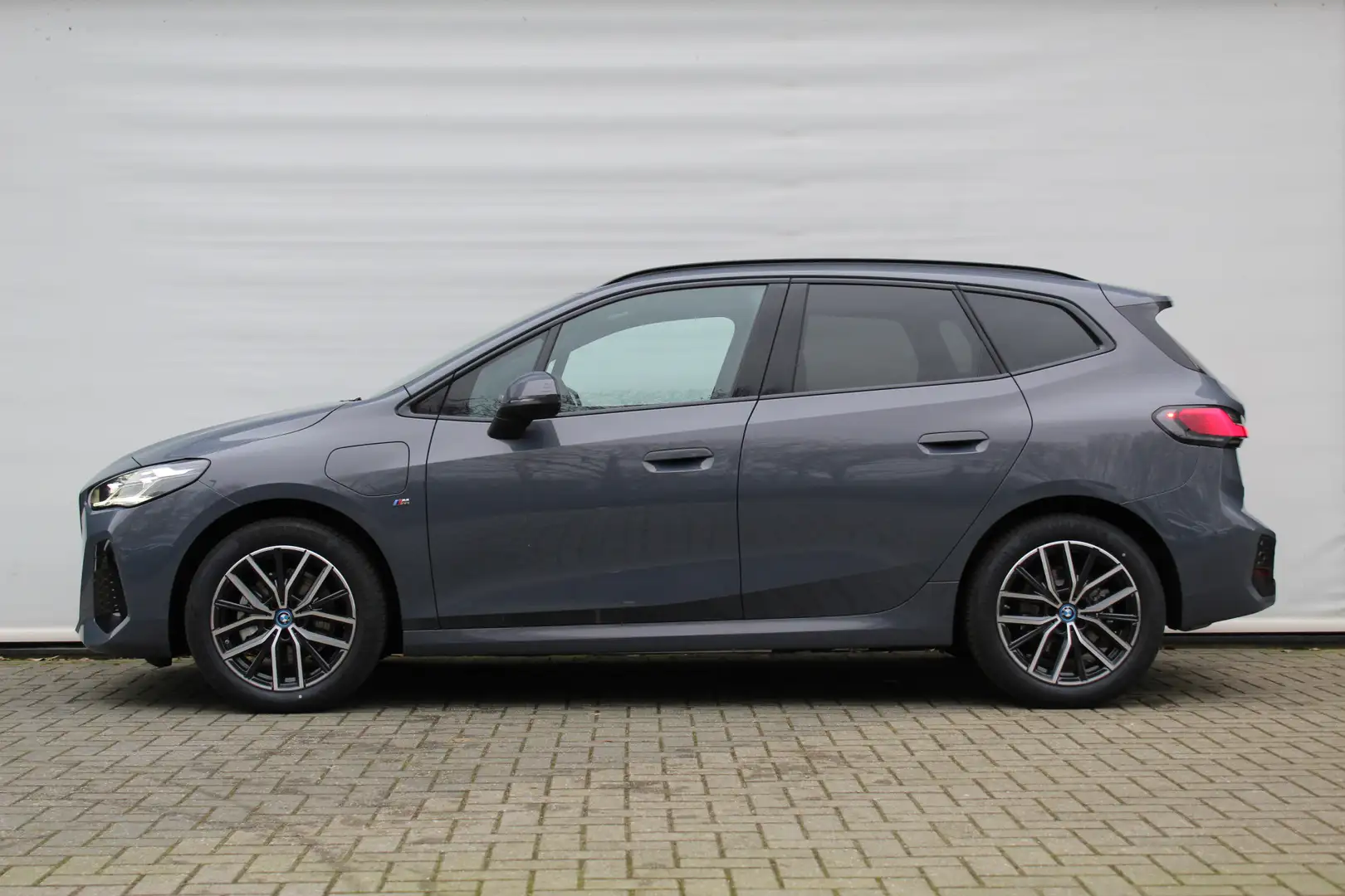 BMW 225 2 Serie Active Tourer 225e xDrive M Sport Automaat Grijs - 2