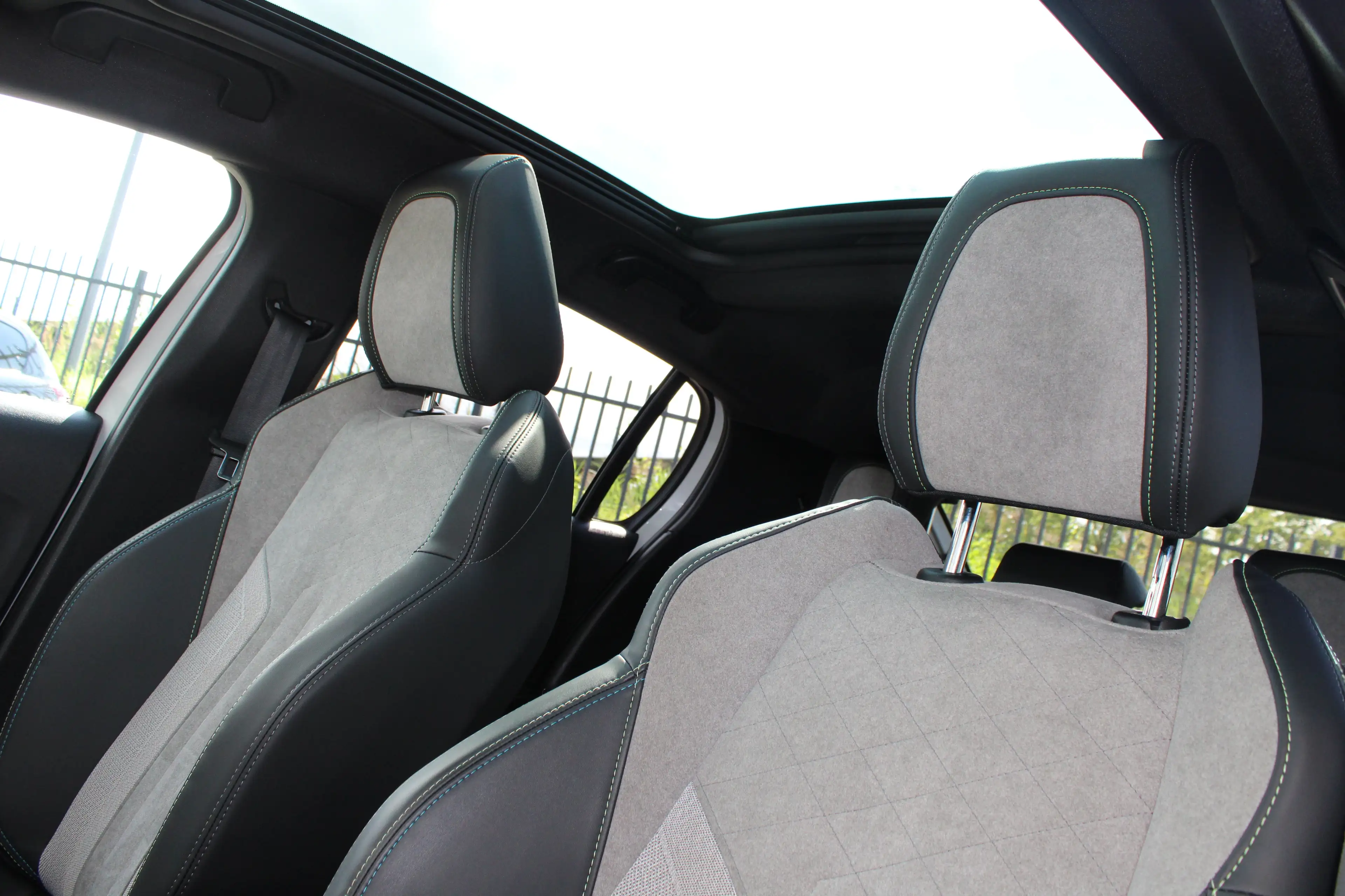 Peugeot 208 1.2 PureTech GT Pack | Navigatie | Camera | Panora — photo 21