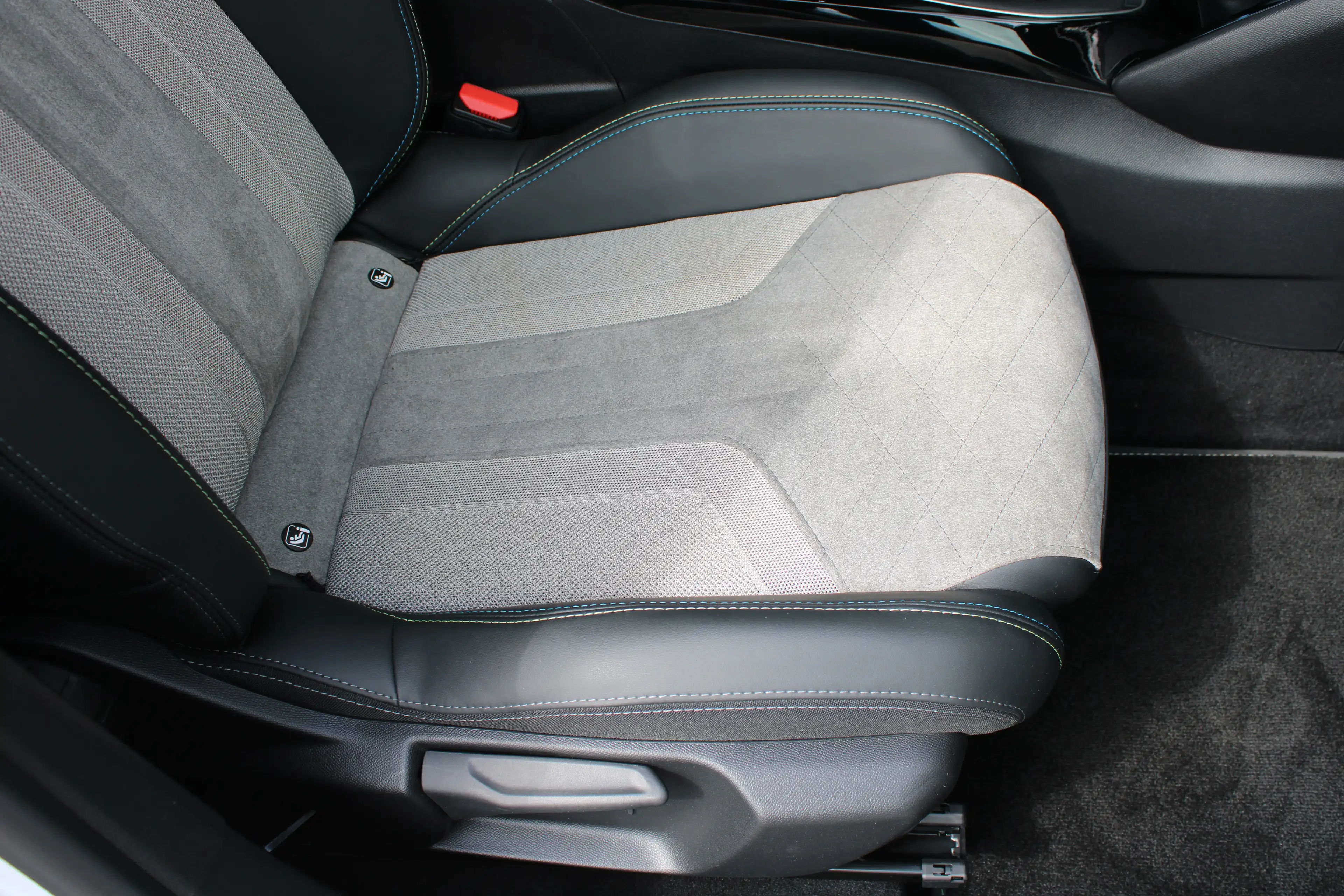 Peugeot 208 1.2 PureTech GT Pack | Navigatie | Camera | Panora — photo 5