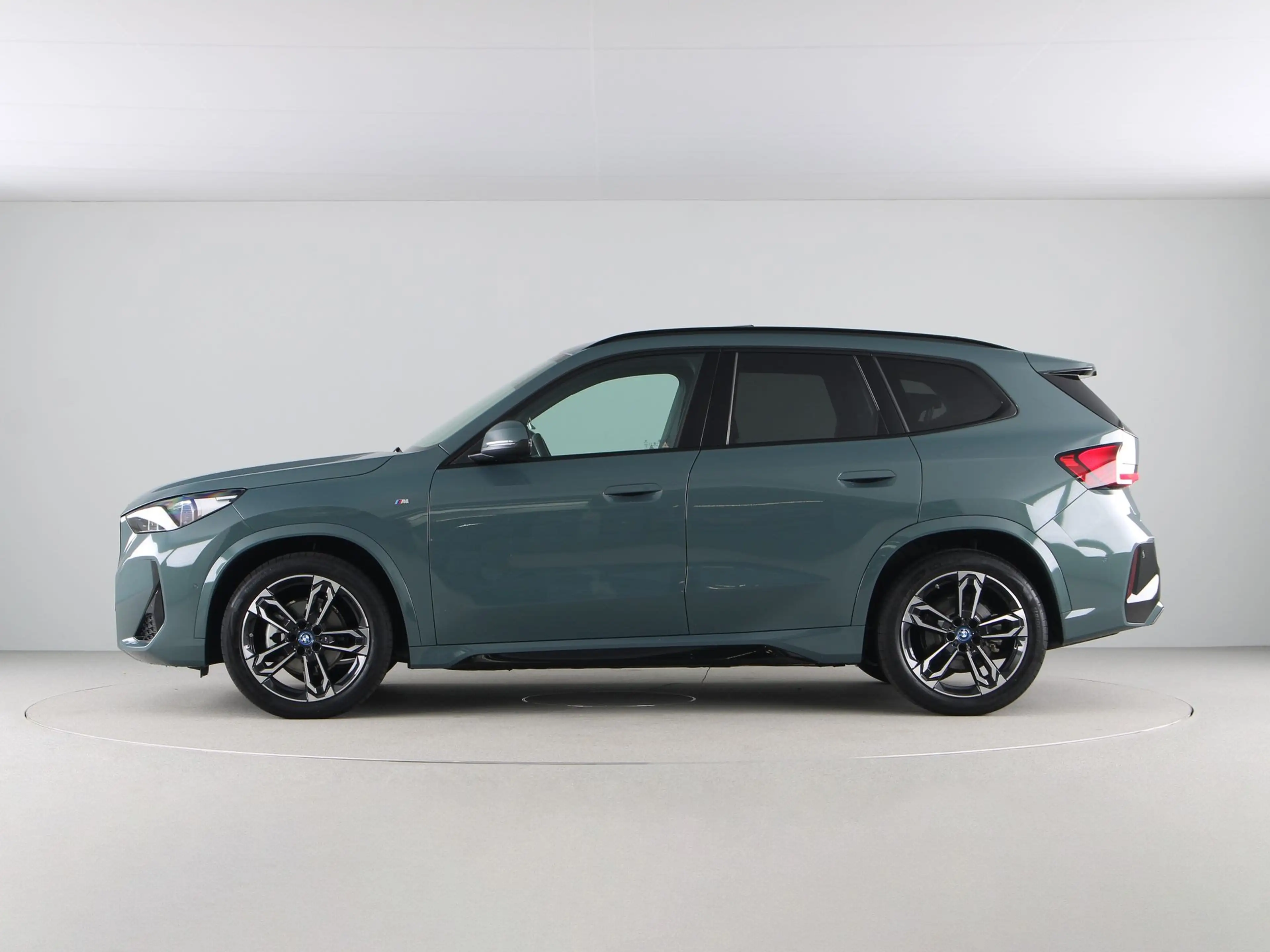 BMW iX1 eDrive20 M-Sport SoH 100% — photo 12