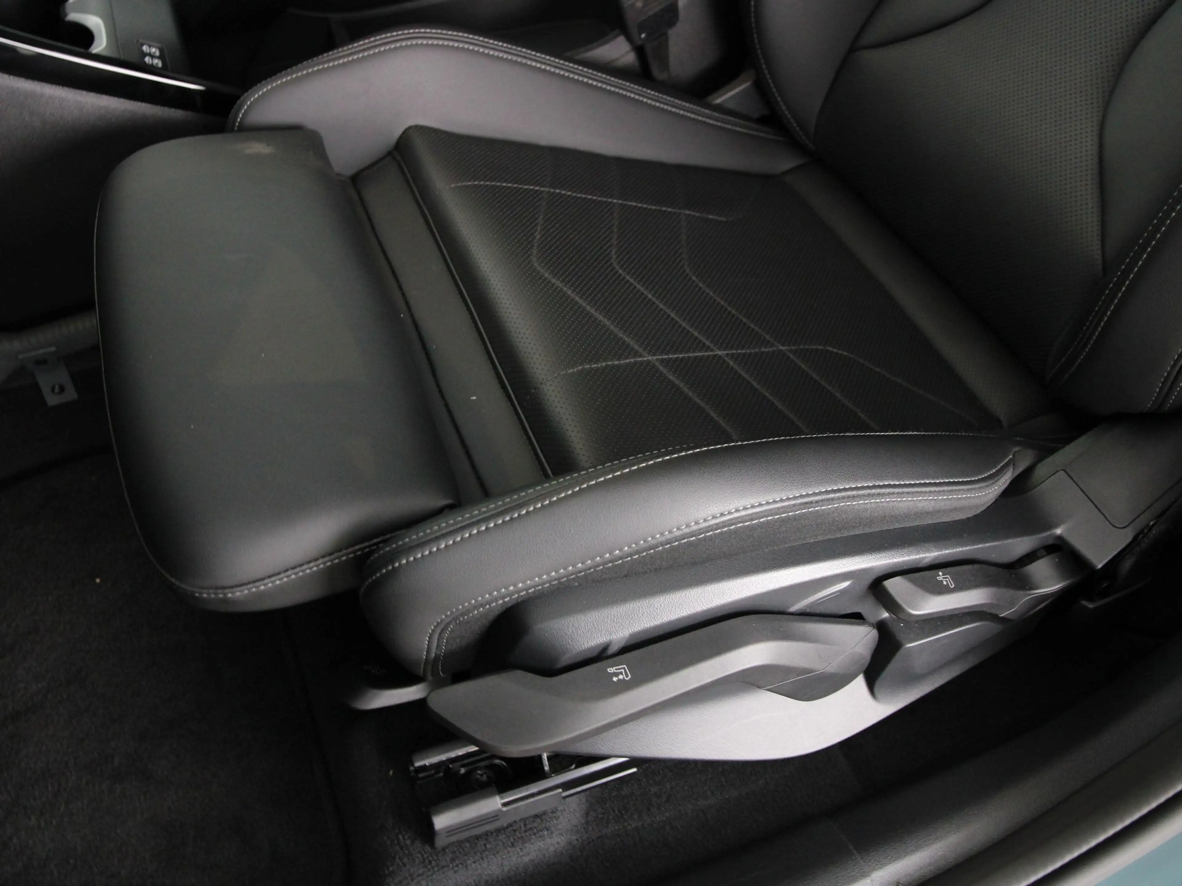 BMW iX1 eDrive20 M-Sport SoH 100% — photo 14