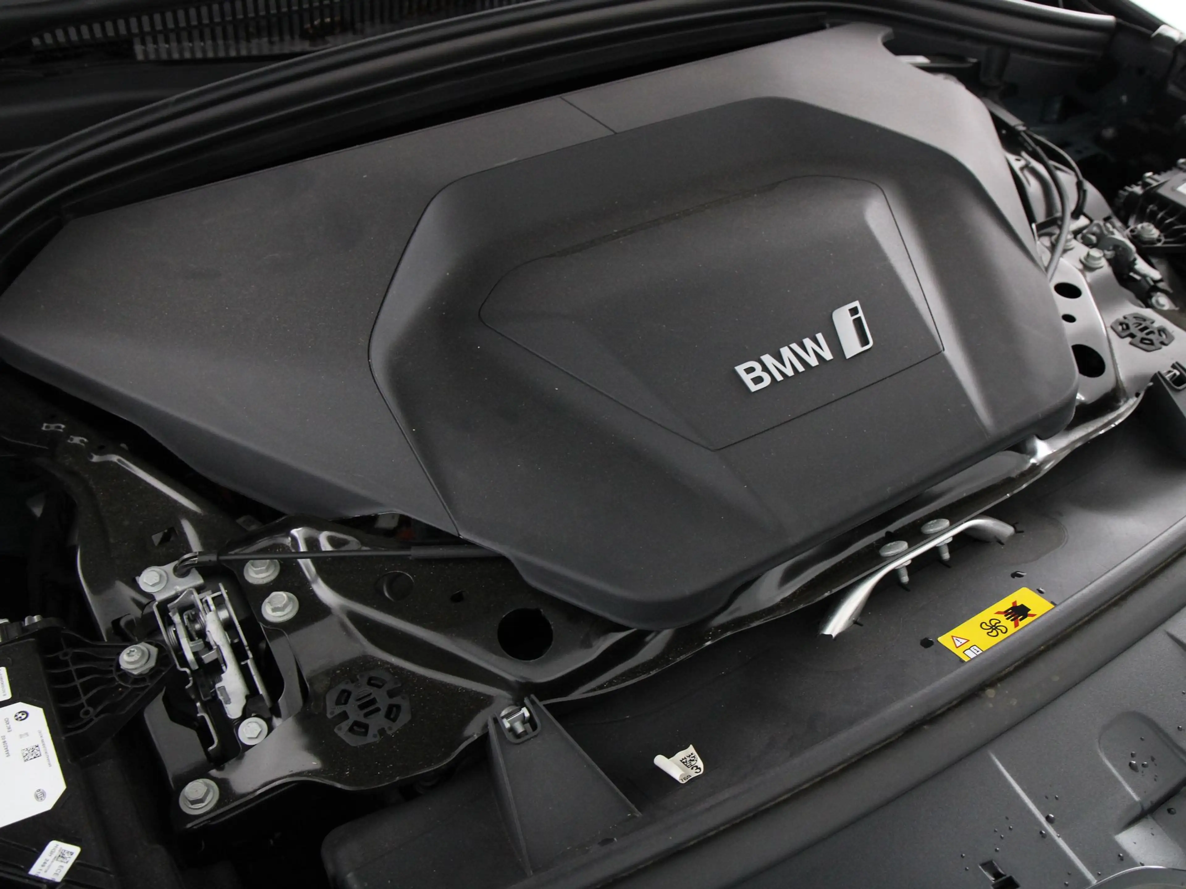 BMW iX1 eDrive20 M-Sport SoH 100% — photo 3