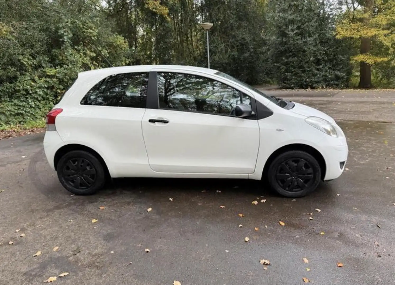 Toyota Yaris 1.0 VVTi Acces Biały - 2