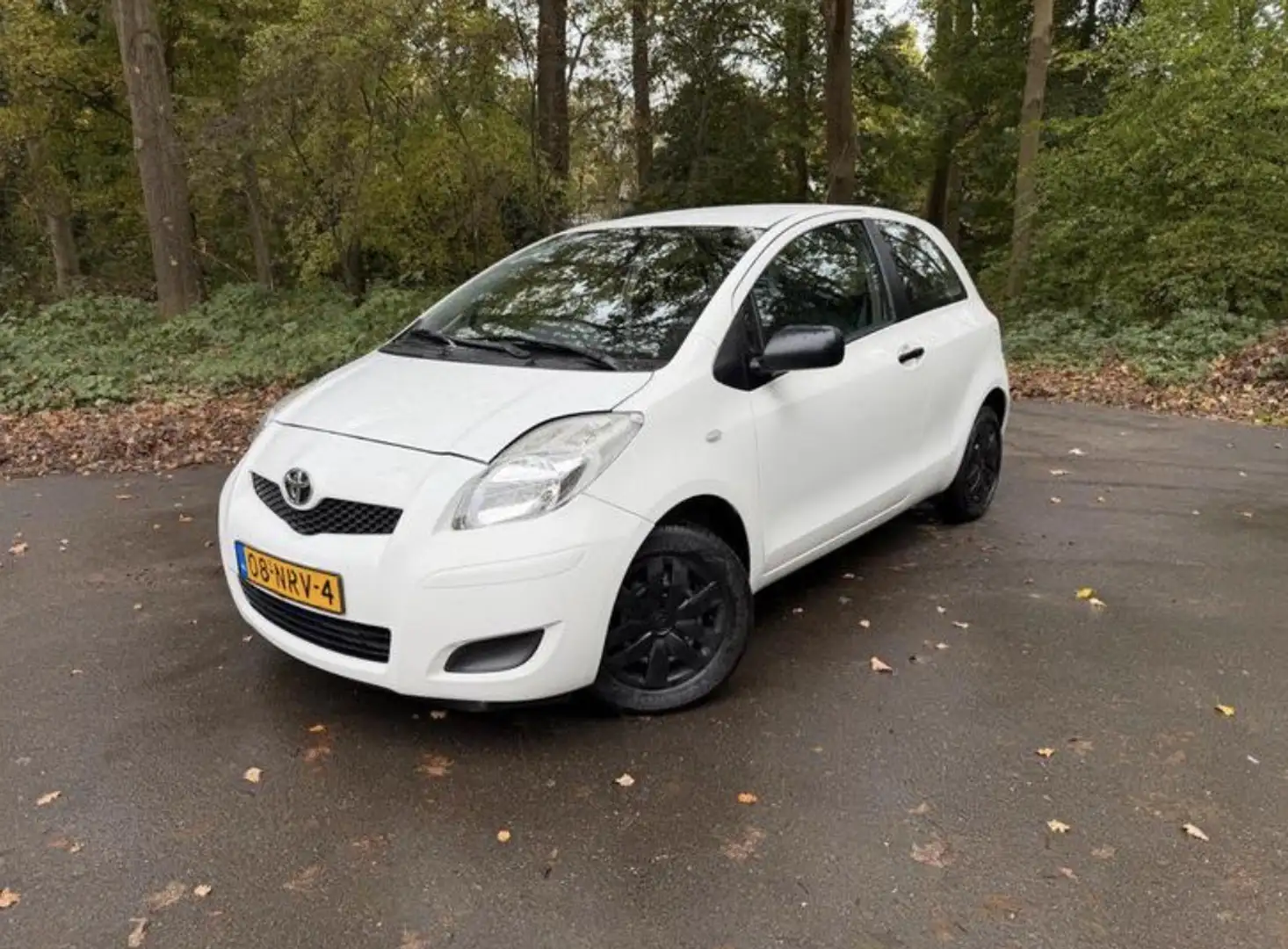 Toyota Yaris 1.0 VVTi Acces Biały - 1