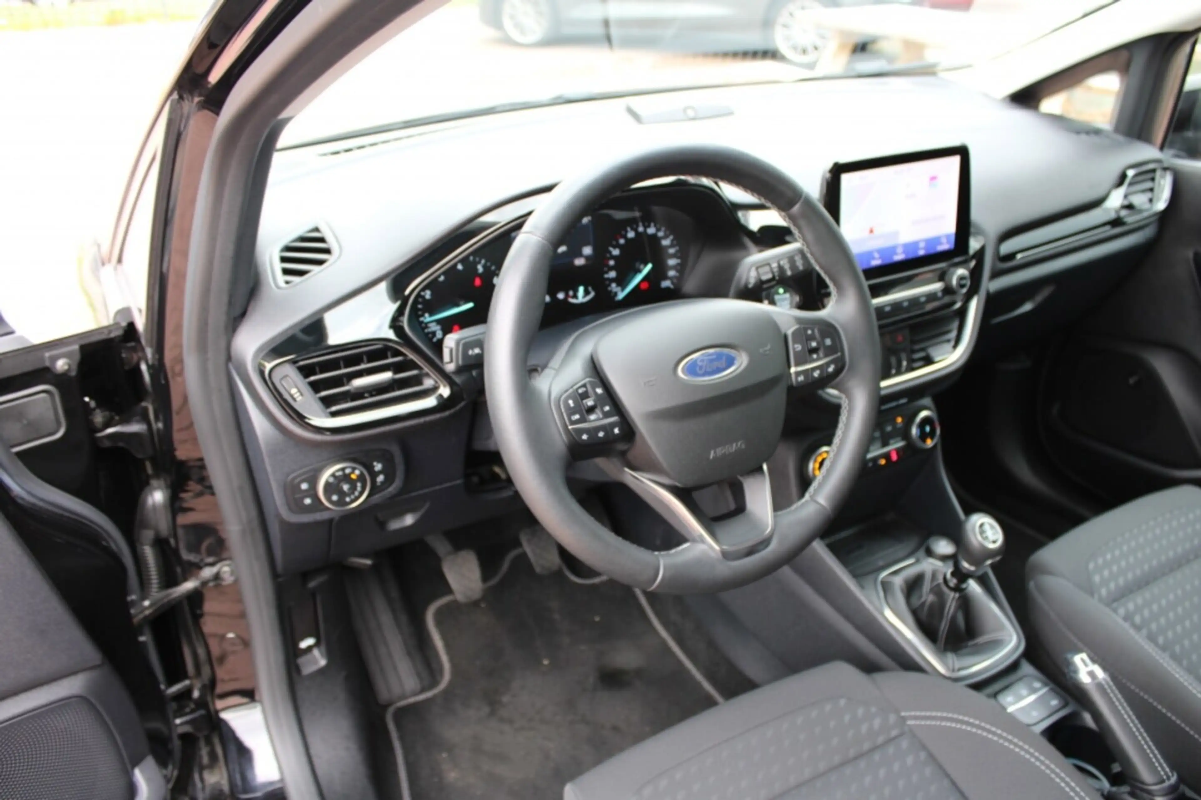 Ford Fiesta 1.0 EcoBoost Hybrid Titanium X — photo 11