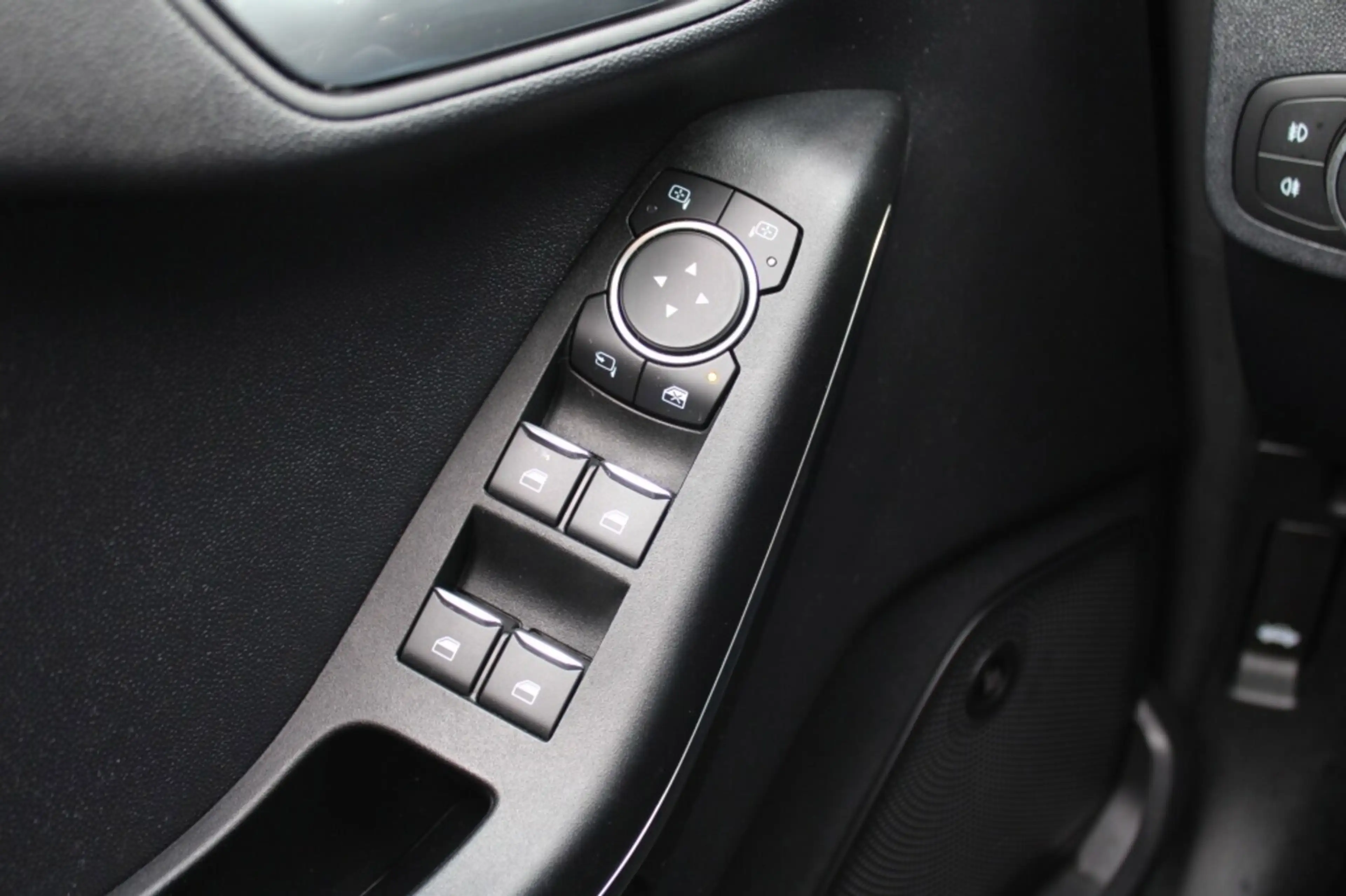 Ford Fiesta 1.0 EcoBoost Hybrid Titanium X — photo 16