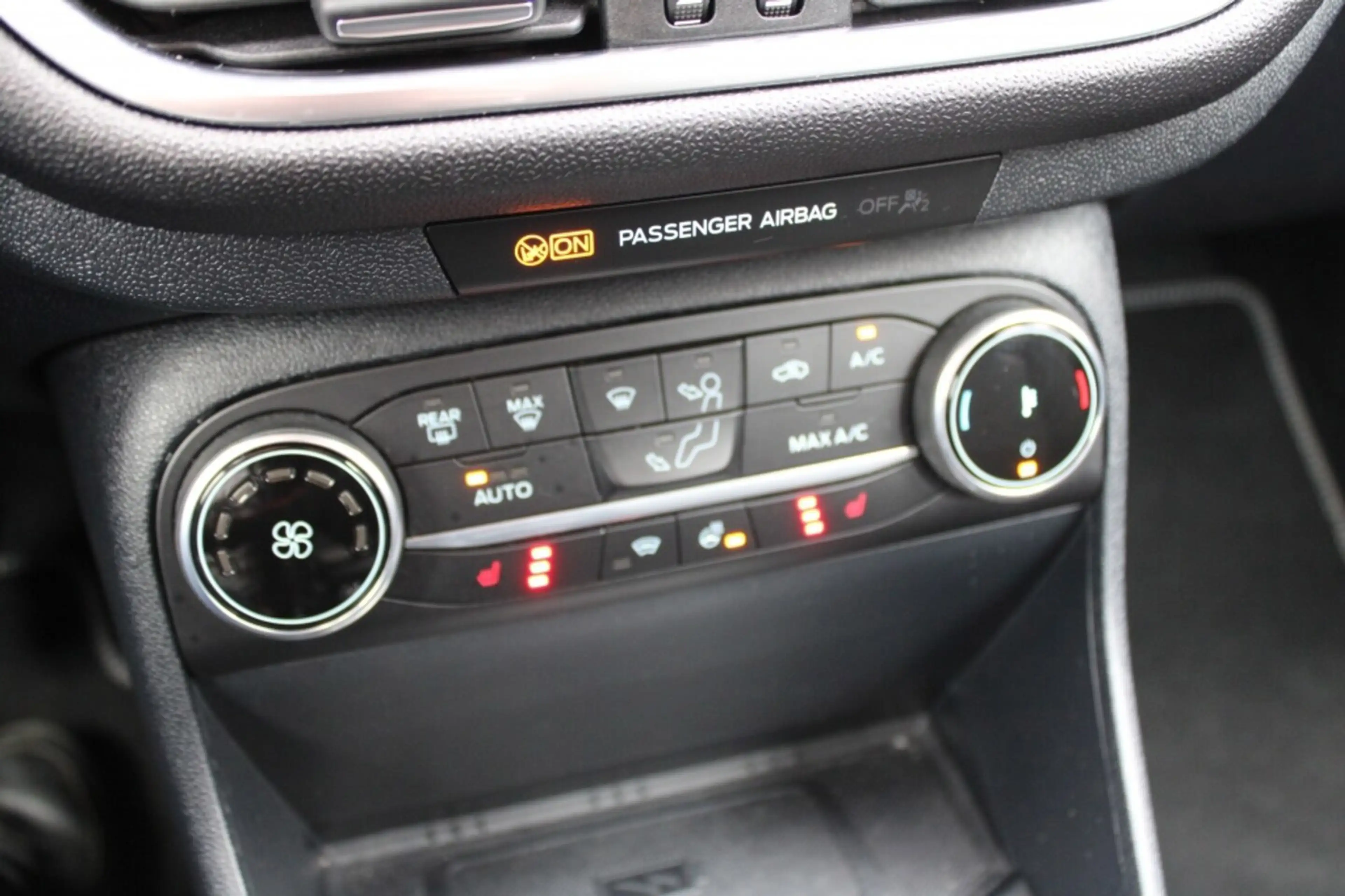 Ford Fiesta 1.0 EcoBoost Hybrid Titanium X — photo 13